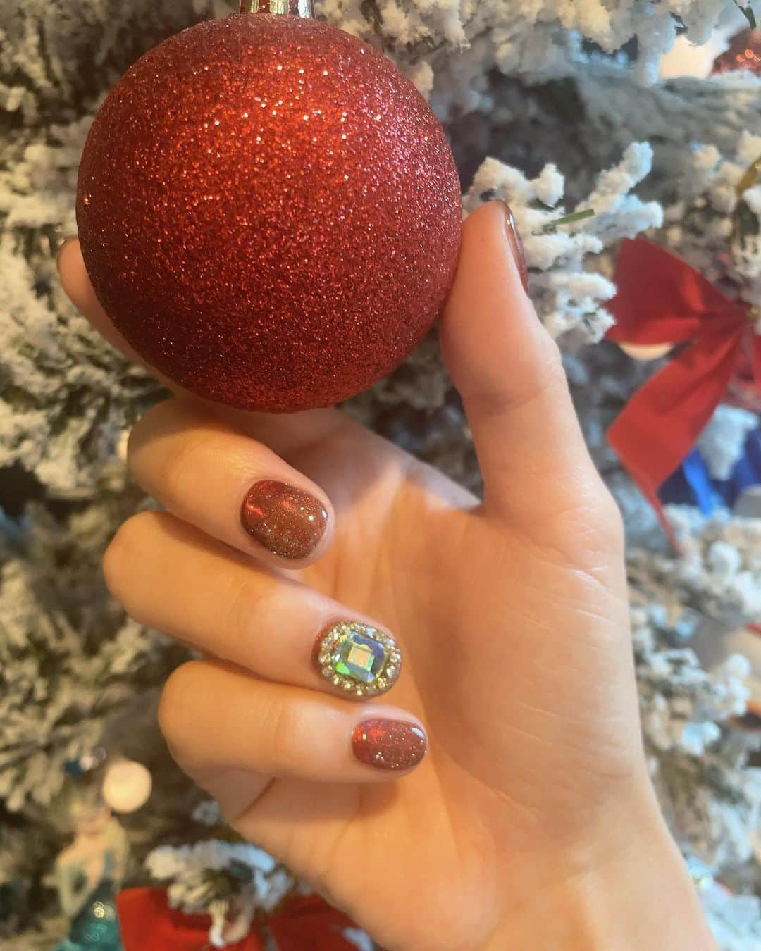 ダーブロウ有紗さんのインスタグラム写真 - (ダーブロウ有紗Instagram)「クリスマス気分のNail🎄❤️  フラッシュネイルとマグネットネイルのグラデーションがキラキラ可愛い💖 @yukamizz ちゃんありがとう❣️  #newnails #フラッシュネイル #マグネットネイル #xmasnails」11月19日 18時23分 - alisadurbrow