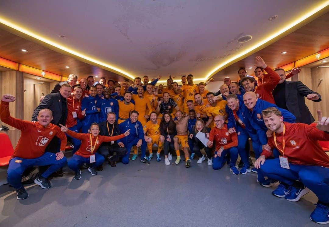 シャビ・シモンズのインスタグラム：「WE ARE IN THE @euro2024!!!! See you in Germany 🇪🇺🇳🇱」