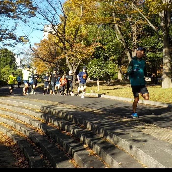 宇野けんたろうさんのインスタグラム写真 - (宇野けんたろうInstagram)「大人の部活であった  江東区  「ハーフマラソン対策講座」  超強化トレーニングの  三ヶ月間が終わりました。  もうガッツリやりました。  講座とありますが  一切そのような事はやらずに  ガチ練習のみ。  また来年も  みんなと頑張りたいな！  #江東区 #亀戸スポーツセンター  #壽屋 #コトブキヤ #イトイエックス #Buff #マラソン #ランニング」11月19日 18時23分 - unokentarorun