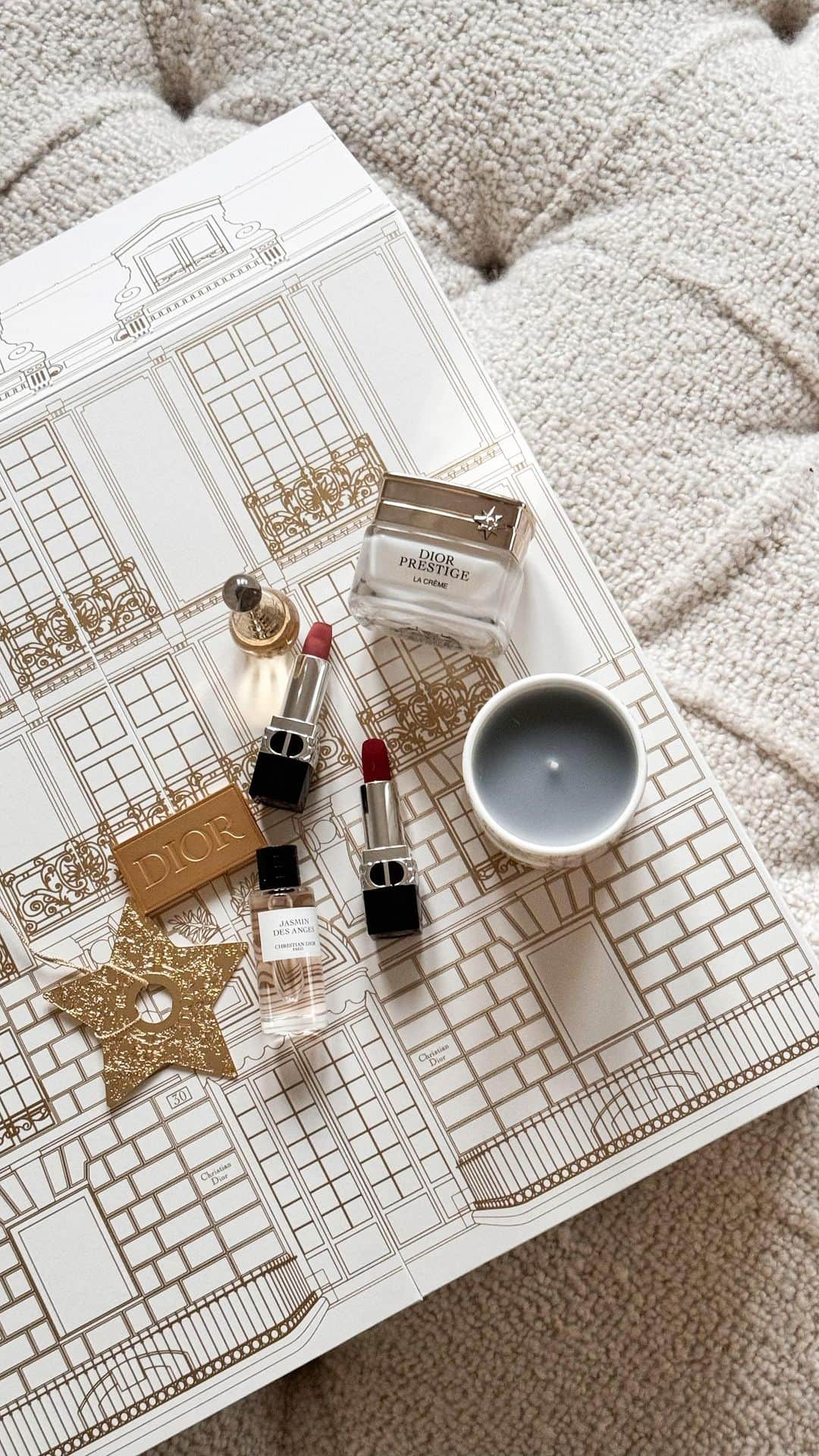 ビクトリアのインスタグラム：「Look what’s back and more beautiful than ever in ASMR. The immaculate @diorbeauty (ad) Advent Calendar, expertly packaged inside a 30 Montaigne store replica and housing 24 beauty treats; 4 Candles, Prestige skincare, 3 Rouge Dior lipsticks, 9 fragrances and so much more. Available now from Dior #DiorHoliday #DreamInDior」