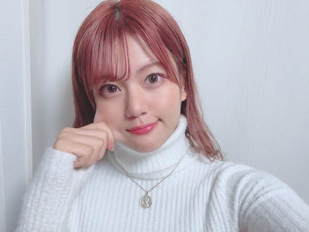 梅咲遥のインスタグラム：「ヘラヘラ三銃士のまりなさんプロデュースの新作カラコン・フェレーヌの先行モニターに当選しました㊗私が付けているカラコンはフェリッシュピンクです🩷ピンク過ぎず、大きすぎず良い！！！ 明日からQoo10で販売！！  #フェレーヌ_リアルレポ  #フェレーヌ  #ferene」
