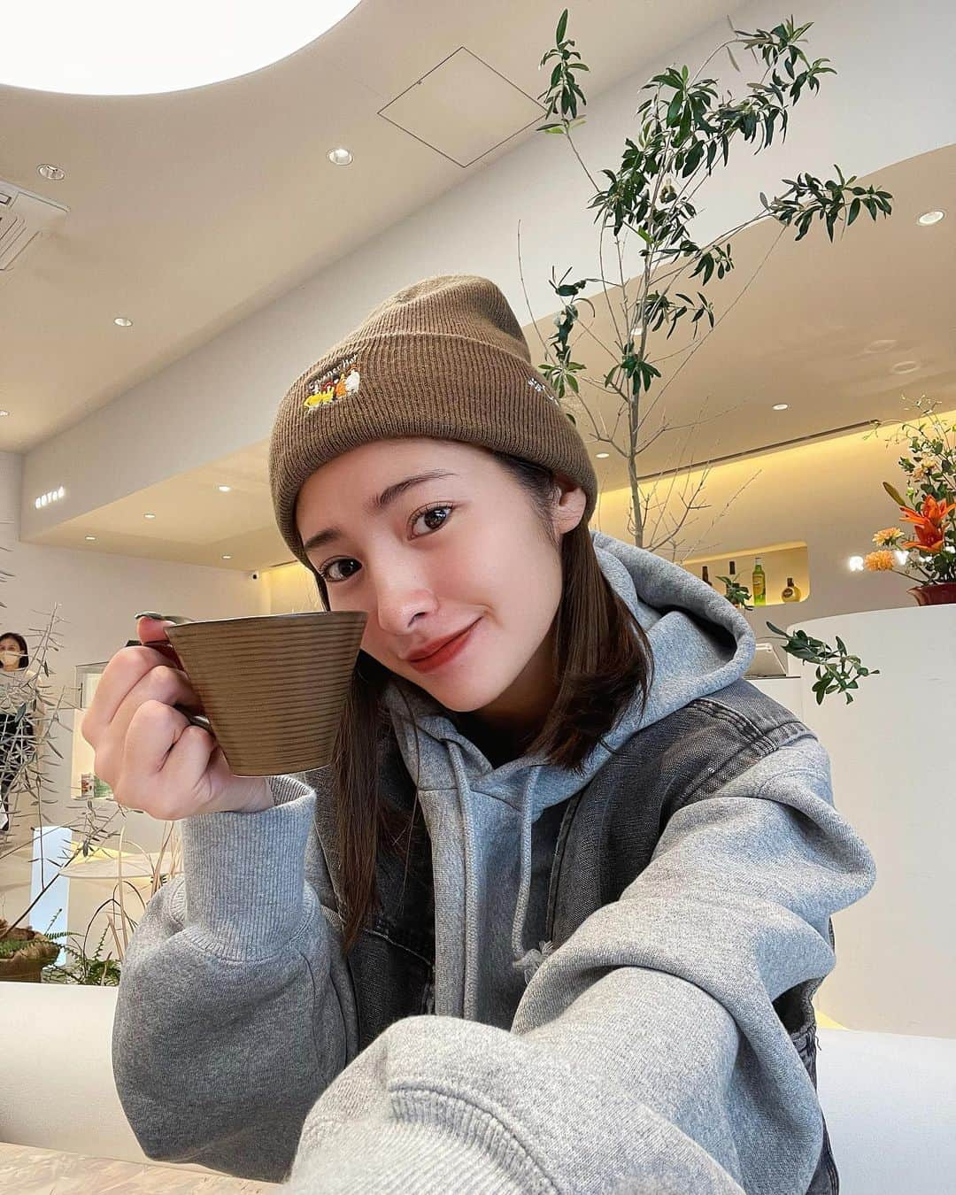 荒牧理沙のインスタグラム：「熊本のカフェすごい素敵だったなぁ☕️ コーヒー飲めなかったのに、今では凄く大好きになった🤎  お母さんとカフェデート✌🏽🧡」