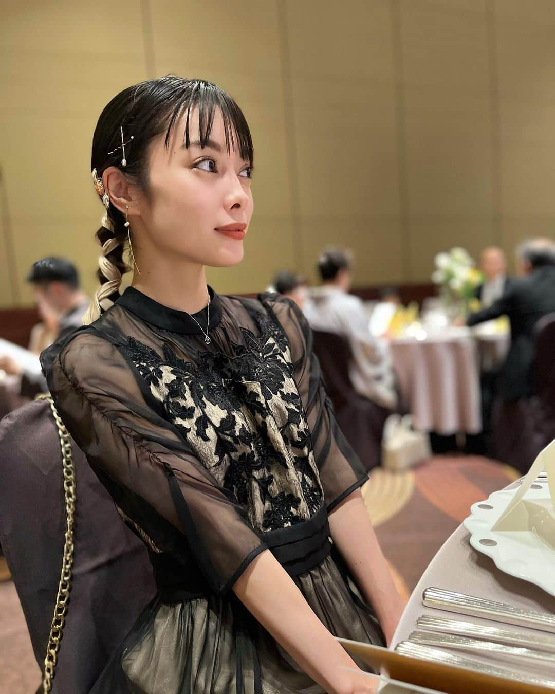 MIOさんのインスタグラム写真 - (MIOInstagram)「. 大学の友達の結婚式🤍 やえがヘアやってくれた☺️ 今回は大人っぽく行けたらなぁと思って黒のワンピース❤︎ . . #結婚式#結婚式ヘア#結婚式ドレス」11月19日 18時33分 - mio_abp