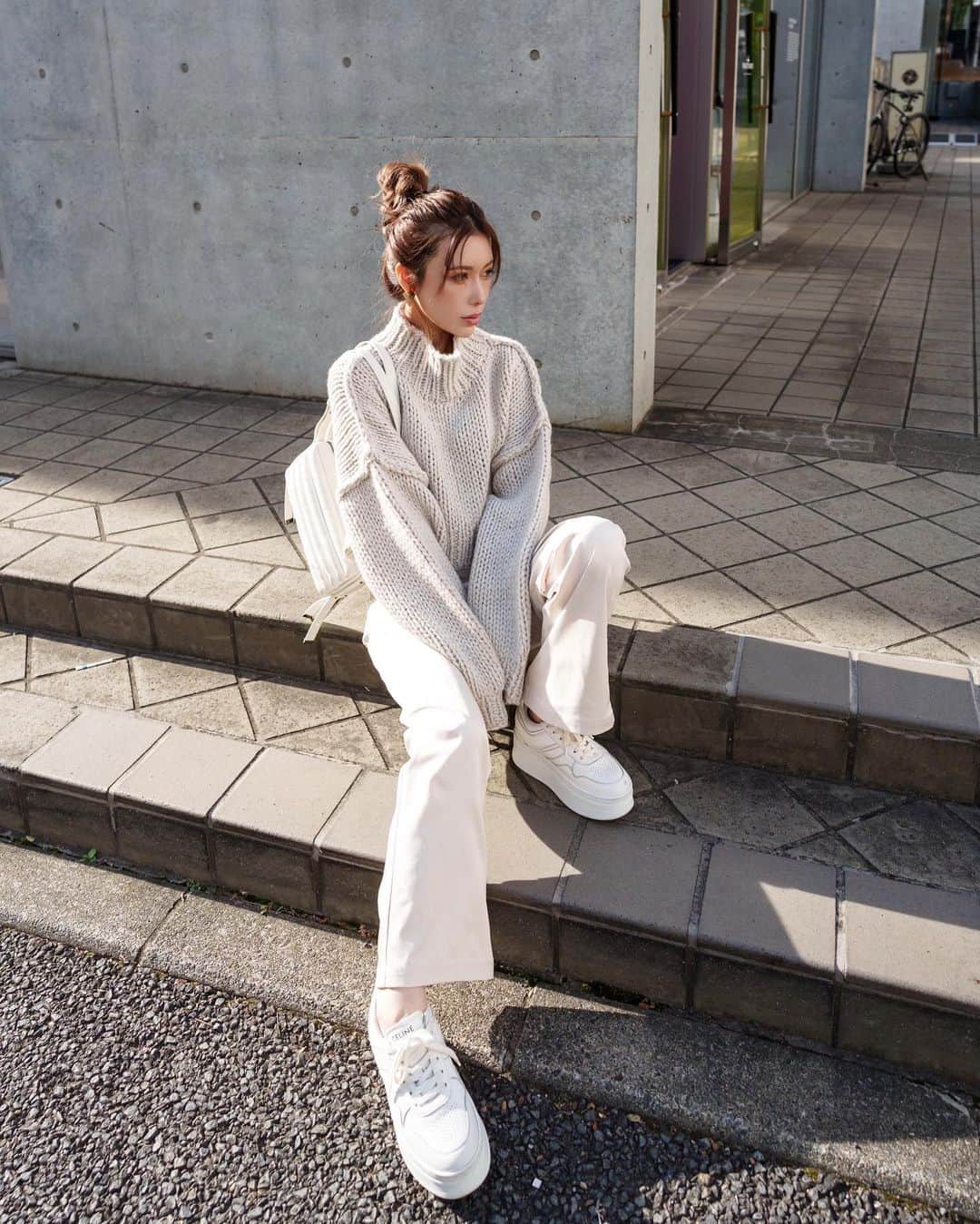 Azuさんのインスタグラム写真 - (AzuInstagram)「ほんのりグレーがかった手編みニット🧶 ざっくり感の出るニットは冬らしくて可愛い〜🥰アップヘアがしたくなる🍡  ワイドパンツやスカートにもバランスよく合わせたくてショート丈にしたので今期出番が多くなりそう👏  #ファッション#コーデ#コーディネート#glamlips#glamlipsshop #グラムリップス#手編みニット #お団子ヘア#アップヘア#スニーカーコーデ#ワントーンコーデ」11月19日 18時25分 - azu.aaatan