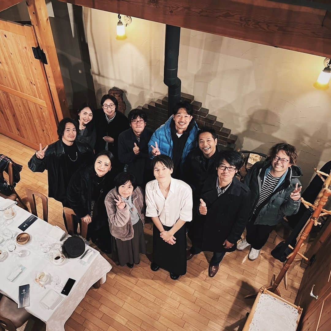 武藤千春さんのインスタグラム写真 - (武藤千春Instagram)「初雪が降った昨晩は 私のかかりつけ農家さん たなかゆうのうの田中さんに連れられ 軽井沢の森の中に佇むレストラン こどうへ。  その土地で採れたものを、 それを作った農家さんとともに味わう贅沢。  産地にいるという特権を最大限に活かしながら 人を大事に、素材を大事に、 そして面白がることを大事にしている シェフと、田中さんとのかけ合い、 そこから生まれる、まるでアートのような、 目から鱗なお料理たち。 (ペアリングのワインも最高だった！)  余計なものは加えず、過度なコントロールもせず、 その瞬間の空気や温度、 そこに集う人々が醸し出す風合いをのせ、 野菜の根っこも、葉っぱも、皮も、ひげも、 隅から隅まで余すことなくいただきまくる。  ただただ目の前の空間や自然からいただいたものを みんなでテーブルを囲んで、五感で愉しむ。 やっぱりこういう時間が、 ちょっと焦ってしまったり、 世の中のいろんなものに引っ張られてしまう自分を もとの場所に戻してくれる。  まっすぐにそれぞれの価値観で 食や農と向き合うことができるこの環境は 農村が生み出す最大の恵みだと感じます。  五感をこれでもか！ってくらいに刺激され 心身ともにフル感動、 思わず長々と書いてしまいました。  とにもかくにも、きっと一生記憶に残る夜、 農村には、想像を遥かに超える出会いが山ほどある！」11月19日 18時25分 - iamchiharumuto