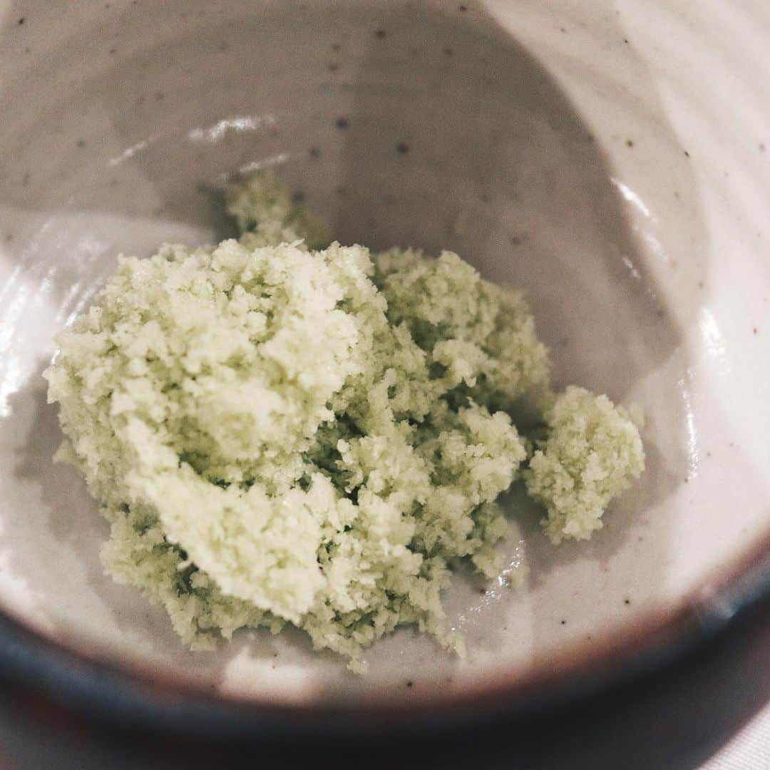 武藤千春さんのインスタグラム写真 - (武藤千春Instagram)「初雪が降った昨晩は 私のかかりつけ農家さん たなかゆうのうの田中さんに連れられ 軽井沢の森の中に佇むレストラン こどうへ。  その土地で採れたものを、 それを作った農家さんとともに味わう贅沢。  産地にいるという特権を最大限に活かしながら 人を大事に、素材を大事に、 そして面白がることを大事にしている シェフと、田中さんとのかけ合い、 そこから生まれる、まるでアートのような、 目から鱗なお料理たち。 (ペアリングのワインも最高だった！)  余計なものは加えず、過度なコントロールもせず、 その瞬間の空気や温度、 そこに集う人々が醸し出す風合いをのせ、 野菜の根っこも、葉っぱも、皮も、ひげも、 隅から隅まで余すことなくいただきまくる。  ただただ目の前の空間や自然からいただいたものを みんなでテーブルを囲んで、五感で愉しむ。 やっぱりこういう時間が、 ちょっと焦ってしまったり、 世の中のいろんなものに引っ張られてしまう自分を もとの場所に戻してくれる。  まっすぐにそれぞれの価値観で 食や農と向き合うことができるこの環境は 農村が生み出す最大の恵みだと感じます。  五感をこれでもか！ってくらいに刺激され 心身ともにフル感動、 思わず長々と書いてしまいました。  とにもかくにも、きっと一生記憶に残る夜、 農村には、想像を遥かに超える出会いが山ほどある！」11月19日 18時25分 - iamchiharumuto