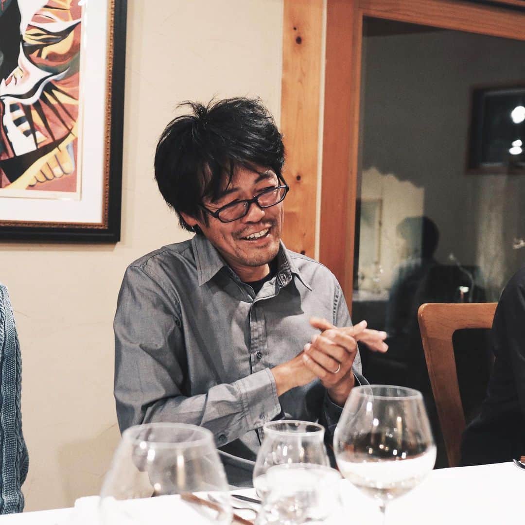 武藤千春さんのインスタグラム写真 - (武藤千春Instagram)「初雪が降った昨晩は 私のかかりつけ農家さん たなかゆうのうの田中さんに連れられ 軽井沢の森の中に佇むレストラン こどうへ。  その土地で採れたものを、 それを作った農家さんとともに味わう贅沢。  産地にいるという特権を最大限に活かしながら 人を大事に、素材を大事に、 そして面白がることを大事にしている シェフと、田中さんとのかけ合い、 そこから生まれる、まるでアートのような、 目から鱗なお料理たち。 (ペアリングのワインも最高だった！)  余計なものは加えず、過度なコントロールもせず、 その瞬間の空気や温度、 そこに集う人々が醸し出す風合いをのせ、 野菜の根っこも、葉っぱも、皮も、ひげも、 隅から隅まで余すことなくいただきまくる。  ただただ目の前の空間や自然からいただいたものを みんなでテーブルを囲んで、五感で愉しむ。 やっぱりこういう時間が、 ちょっと焦ってしまったり、 世の中のいろんなものに引っ張られてしまう自分を もとの場所に戻してくれる。  まっすぐにそれぞれの価値観で 食や農と向き合うことができるこの環境は 農村が生み出す最大の恵みだと感じます。  五感をこれでもか！ってくらいに刺激され 心身ともにフル感動、 思わず長々と書いてしまいました。  とにもかくにも、きっと一生記憶に残る夜、 農村には、想像を遥かに超える出会いが山ほどある！」11月19日 18時25分 - iamchiharumuto