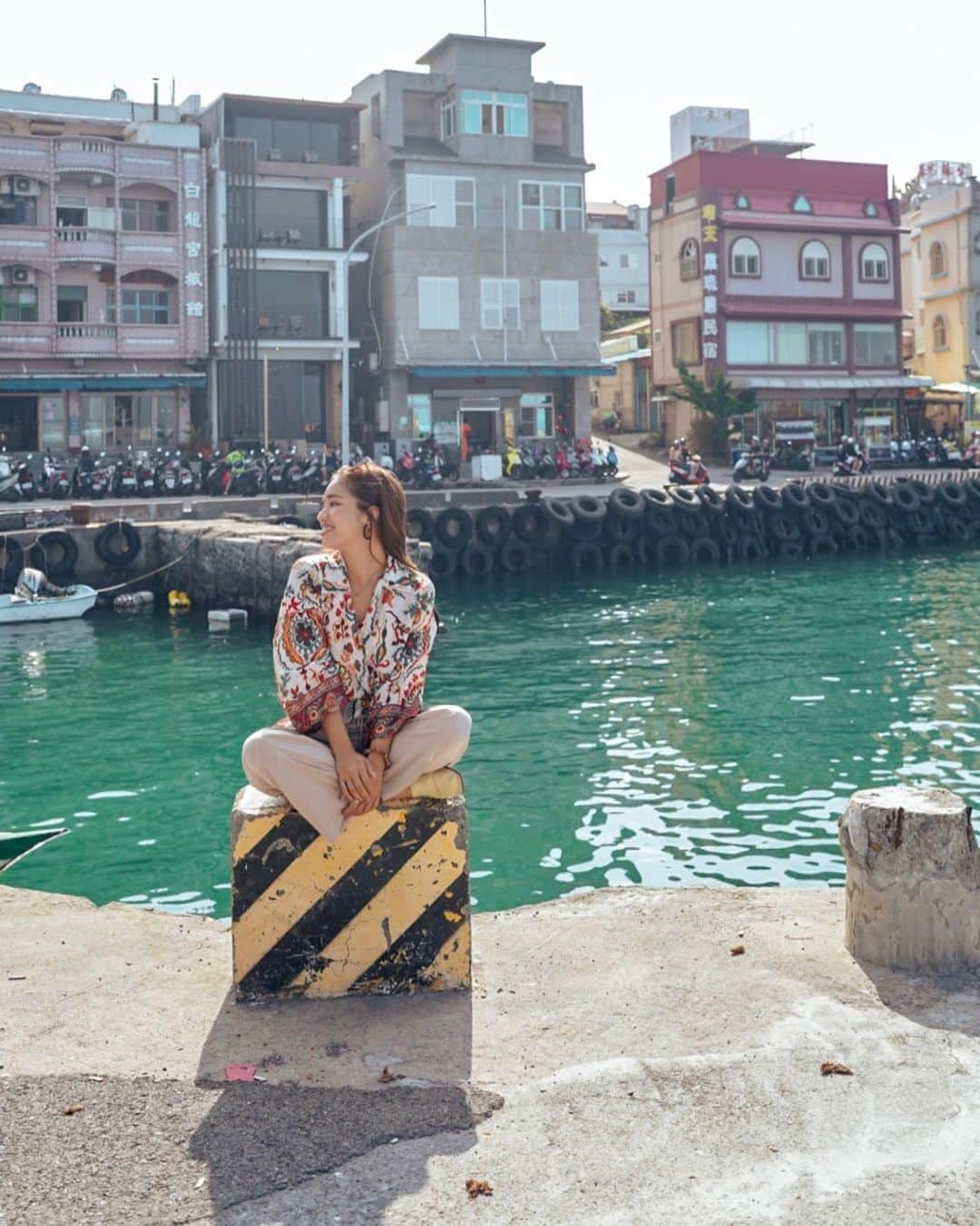 羽石杏奈さんのインスタグラム写真 - (羽石杏奈Instagram)「This place has became my favorite in Taiwan .. Liuqiu island🐢🌼  台湾で訪れた南部にある秘境、琉球島🤍✨ (馴染みある言葉、台湾に”琉球”島があるところから新発見💫)  のんびりした島時間が流れる場所で、1番はやっぱり海のアクティビティ！ ダイビングメインで訪れる人が多いんだけど、 シュノーケルでもほぼ100％出会えるウミガメの可愛さと人懐っこさ、 そして海の青さと透明度の高さにもびっくりした🫧(滞在中曇りだったんだけど、想像超えてた)  そして島へ訪れるときはやっぱりバイク移動が好き💛 初めての電動バイク、無音でエコな気分🌱 地図を見ずに島を探検するのが気持ちよかった〜  台湾第二の都市、高雄から日帰りトリップも可能◎ 島一周して約12km、秘境だけど日本からプチ旅行でもいける距離感、 海外の近場の島で、のんびり過ごしたい人におすすめ🪸♡  #taiwan #liuqiu #台湾 #琉球島 #kkday旅 #kkday台湾旅」11月19日 18時26分 - hawaiianna913