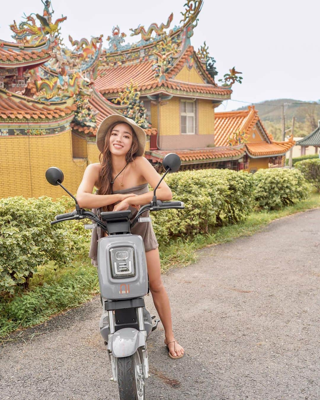 羽石杏奈さんのインスタグラム写真 - (羽石杏奈Instagram)「This place has became my favorite in Taiwan .. Liuqiu island🐢🌼  台湾で訪れた南部にある秘境、琉球島🤍✨ (馴染みある言葉、台湾に”琉球”島があるところから新発見💫)  のんびりした島時間が流れる場所で、1番はやっぱり海のアクティビティ！ ダイビングメインで訪れる人が多いんだけど、 シュノーケルでもほぼ100％出会えるウミガメの可愛さと人懐っこさ、 そして海の青さと透明度の高さにもびっくりした🫧(滞在中曇りだったんだけど、想像超えてた)  そして島へ訪れるときはやっぱりバイク移動が好き💛 初めての電動バイク、無音でエコな気分🌱 地図を見ずに島を探検するのが気持ちよかった〜  台湾第二の都市、高雄から日帰りトリップも可能◎ 島一周して約12km、秘境だけど日本からプチ旅行でもいける距離感、 海外の近場の島で、のんびり過ごしたい人におすすめ🪸♡  #taiwan #liuqiu #台湾 #琉球島 #kkday旅 #kkday台湾旅」11月19日 18時26分 - hawaiianna913