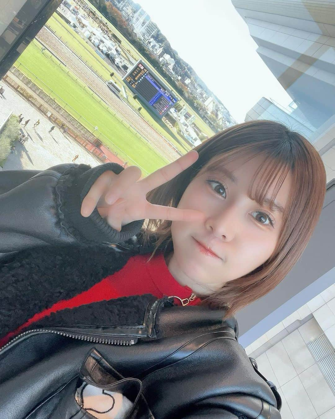 大岩根綾奈さんのインスタグラム写真 - (大岩根綾奈Instagram)「今日は久々に東京競馬場へ行ってきました🗼  シロニイさんいらっしゃった🐎🤍 目がきゅるるんしてて可愛かったなぁ。  今日1日馬券ははずれたけど たっっっっくさん美味しいご飯を食べたり 目の前で迫力あるレースを見れてとても幸せな1日でした。  朝や昼間のレースは黄色い光の太陽が芝やお馬さん達をキラキラ照らしててとても綺麗で 12Rの夕方になりかけた時はオレンジ系の光の太陽が芝生やお馬さん達や騎手の方々のカラフルな帽子をピカピカ照らしてるのがとっても綺麗で温かくてかわいい🧡💛  また遊びに行きたい😌  今年はもう舞台や野球シーズンもおわって少し落ち着いたので競馬予想また頑張りたいです🐎📝  #競馬  #競馬予想  #競馬女子  #競馬場  #東京競馬場  #競馬場グルメ  #教えてください」11月19日 18時27分 - ooiwaneayana