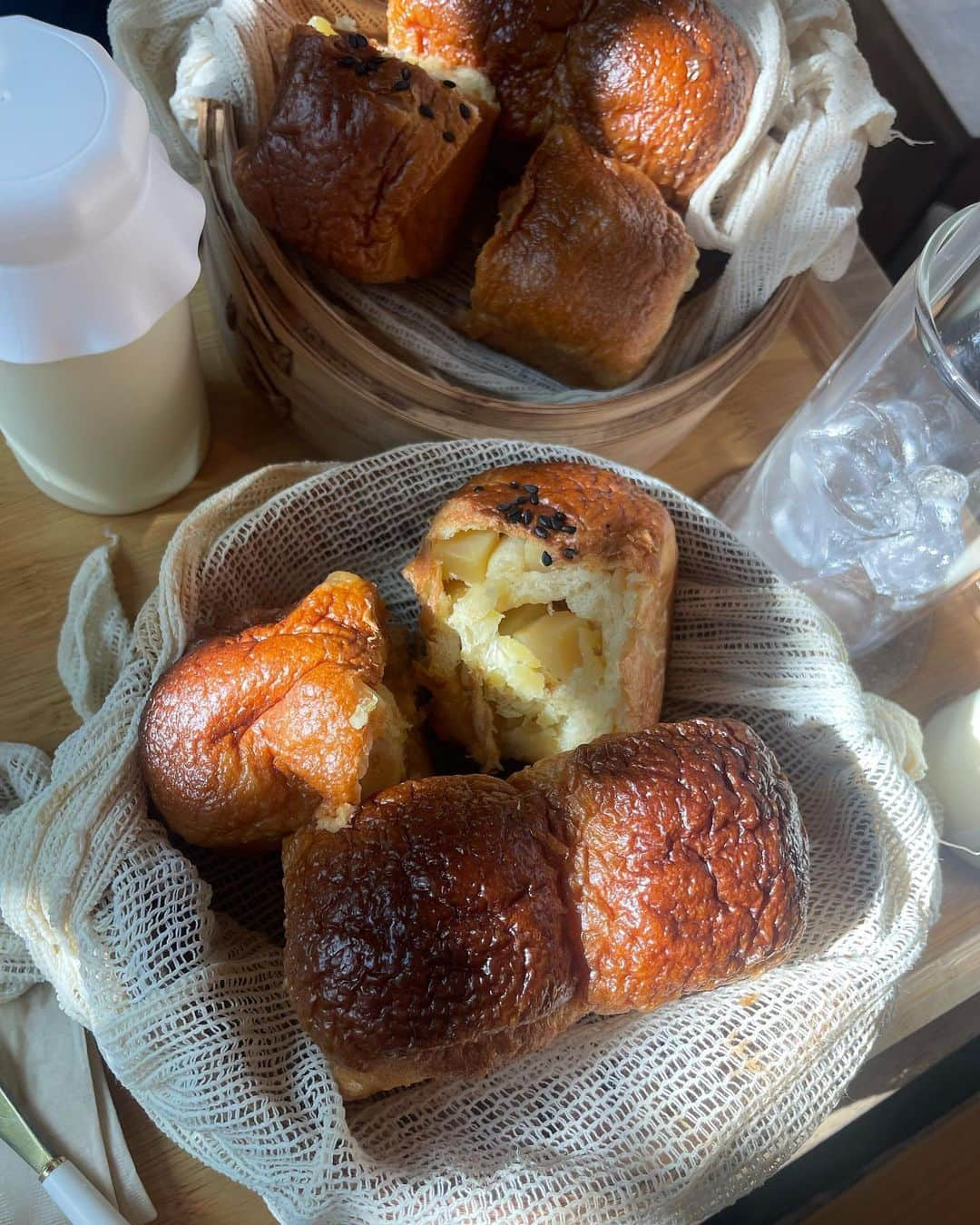 優木望未のインスタグラム：「朝食の為に１時間並んだ甲斐がありました🍞 蒸篭でパンなんて体験したことないから食べたかったリストのひとつ ふっかふかで美味しいのよ〜 ただ欲に欲張って頼みすぎた 2人でひとつでちょうどいいみたいです🤤  #밀토스트」