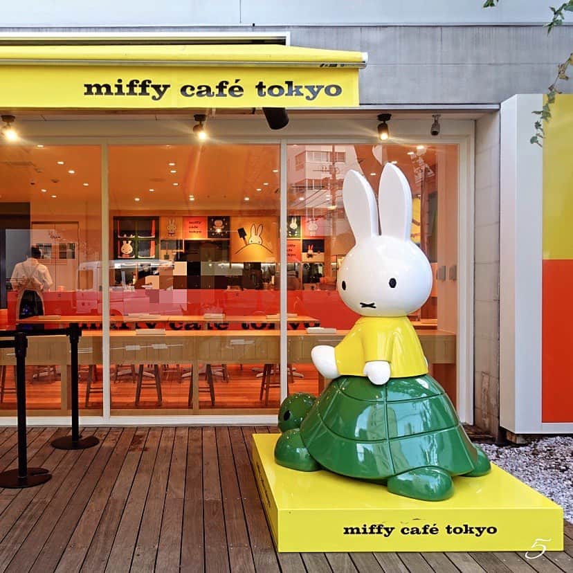 nao_cafe_さんのインスタグラム写真 - (nao_cafe_Instagram)「こんにちは♪ @nao_cafe_ です。 東京カフェ散歩つづき . . Butter Coffee Stand No.1,2  中野駅から少し歩いた所にある ホワイトなカフェ。 ここはカヌレが美味しくてオススメ♡ 今回はほうじ茶ラテとプレーンなカヌレを。 . . OXYMORON  No.3  帰省したら必ず食べるオクシモロンのカレー。 二子玉川店で母と一緒にランチを☺︎ 本当このカレー好きすぎる。。 . . miffy café tokyo No.4〜6  着いた日に代官山で買い物してから 実家に帰ろうと思って 駅降りたらミッフィーカフェが! 全然知らなかった ・×・ すぐに予約取って帰宅する日の朝寄ってみました。 レモネード可愛すぎかෆ . . 今回は2泊3日だったし 夜は実家で食べたから あまりまわれなかったけど お目当てのカフェ行けて満足･ᴗ･ . . ※写真間違えていたため、再投稿しました。 ♡してくれていた方すみません... . . #東京カフェめぐり #東京カフェ #東京カフェ#中野カフェ#buttercoffeestand #白いカフェ#代官山カフェ#二子玉川カフェ #カフェラテ好き #淡色カフェ#淡色女子 #カメラ女子#オクシモロン#オクシモロン二子玉川 #oxymoron #miffycafetokyo #ミッフィーカフェトーキョー」11月19日 18時28分 - nao_cafe_