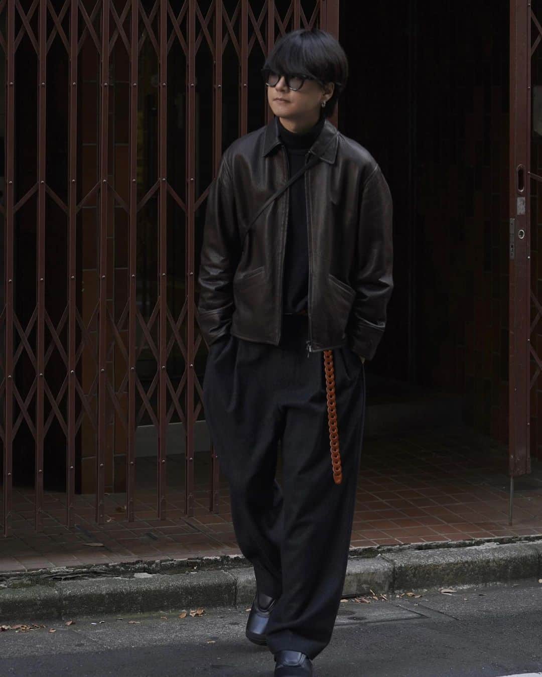 げんじさんのインスタグラム写真 - (げんじInstagram)「週8くらいの勢いで着てるヘビロテたちです 🚴🏼  outer #comoli 質感も着心地もやばいの一言 knit #lidnm 万能すぎる。。。 pants #lidnm シンチドバックがポイントのアイビーパンツ cardcase #llife ミニマリストにぴったり belt #llife 昨日の再販も完売ありがとうございます！ shoes #kikokostadinov スニーカーと革靴のいいとこ取り  #メンズファッション #ファッション  #冬服 #冬コーデ #秋冬 #今日のコーデ #今日の服 #fashion #mensfashion #23aw #23fw #winter #ootd #outfit #styling #패션 #스타일 #코디 #옷스타그램 #데일리룩 #오오티디 #데일리룩 #스타일링 #아웃핏 #코디」11月19日 18時28分 - genji_official_