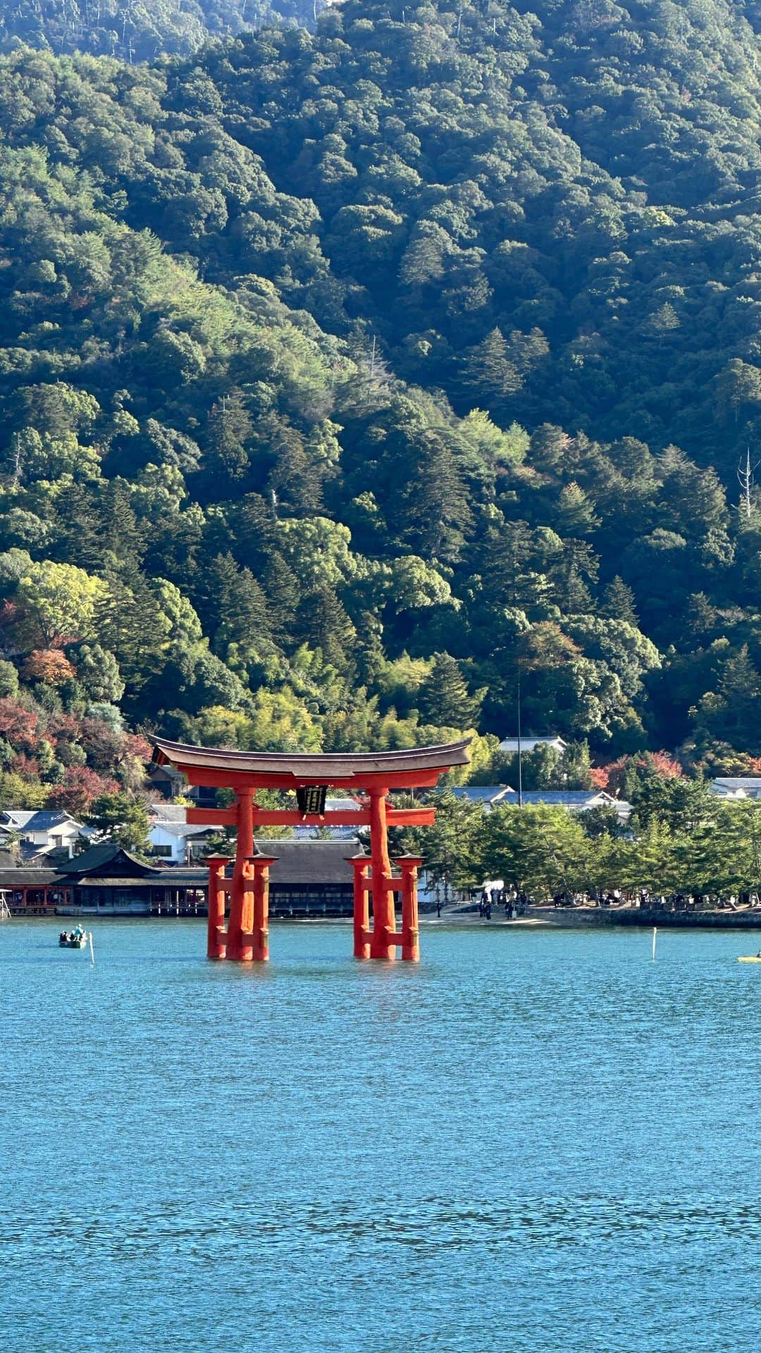 Rihwaのインスタグラム：「宮島行けて嬉しい！あげもみじ饅頭が食べれてミッションクリア！！！！🥹❤️⛩️  #広島 #宮島 #日本 #Japan #Miyajima #Hiroshima」