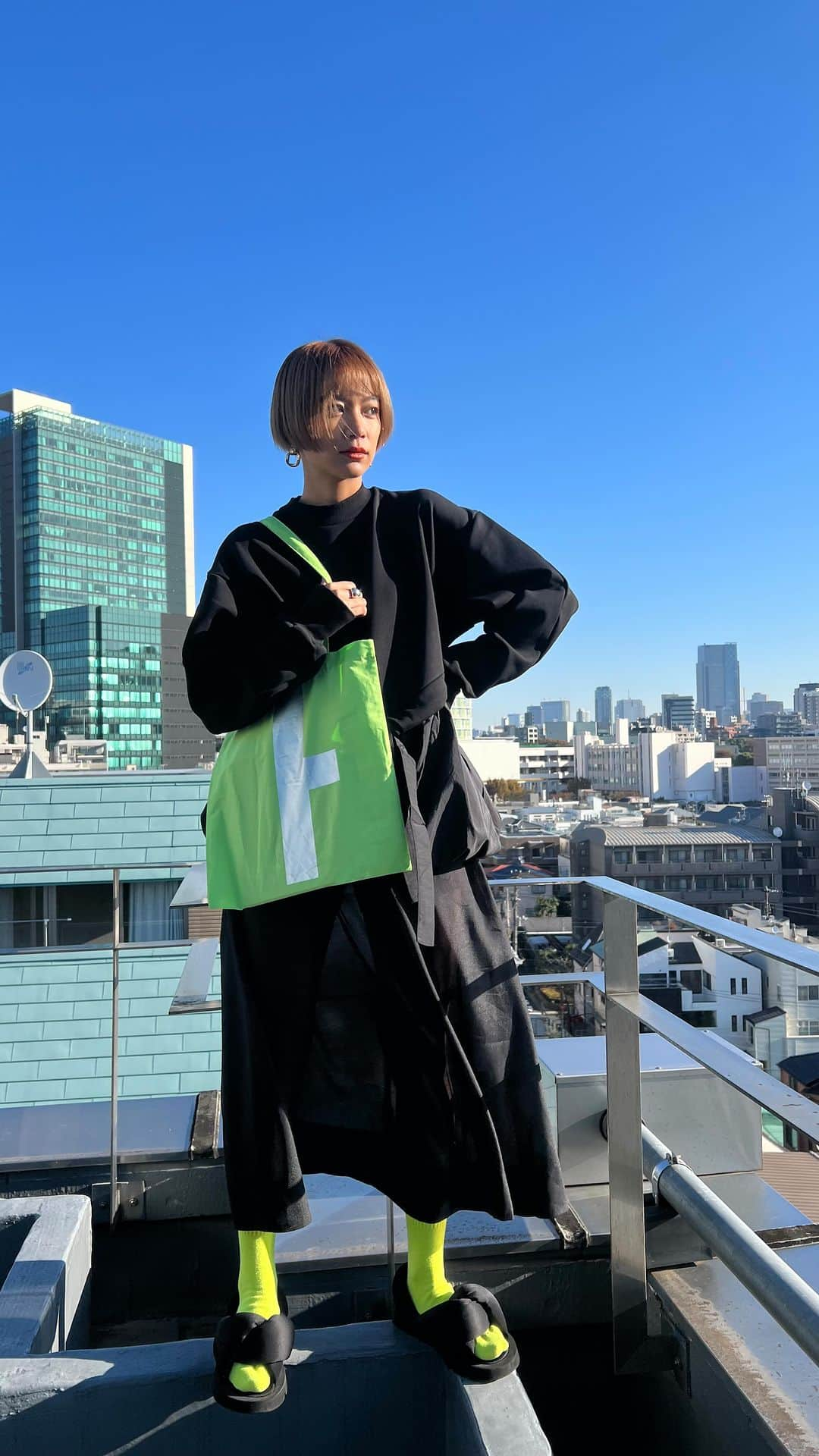 平アスカのインスタグラム：「ある日の通勤コーデ〜🖤💚 @herin.cye のトップス、裾がバルーンのようにボリュームのあるシルエットがかわいい♡ ブラックコーデ、透け感と差し色で遊んでみたよお #HeRINCYE #へリンドットサイ #HeRINCYE_PR #PR #asuca_fashion #blackcode #ブラックコーデ」