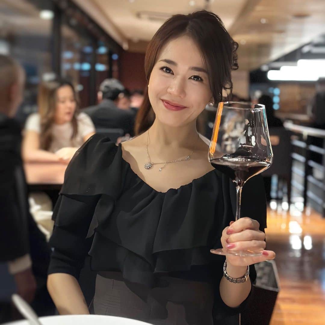 しろまっするのインスタグラム：「・ 両親が東京に来たので東京タワー🗼の下でご飯しました🍽🍷  喜んでくれてよかった♡♡  #tokyorestaurant #tokyoguide #tokyotower #winelovers #東京グルメ #東京タワー #ワカヌイ #しろまっする」