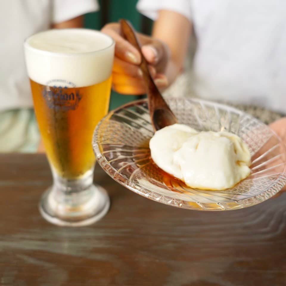 Yuri Sakuraiさんのインスタグラム写真 - (Yuri SakuraiInstagram)「11月に入っても20度を超える暖かい沖縄！！ 今日もMK CAFEでは、お客様が海を眺めながら冷たく冷えたオリオン生ビールをテラス席で楽しまれています♪  沖縄の定番ビールとなっている オリオンビール！  沖縄の気候に合わせたそのテイストは、一度口にすれば、 爽快感と、クリーミー感に虜になり、沖縄に来たことを改めて感じさせてくれます！  実は、うちのオリオン生ビールは ウミカジテラスの中でもダントツに美味しいと旅行に来るたびに通ってくださるお客さまが多いです！ その秘密は…サーバーを清潔に保つことと注ぎ方にこだわっています！！  MK CAFEでは、ビールサーバーを毎日閉店後に丁寧に洗浄し次の日もフレッシュな生ビールを注げるよう準備しています！  そして、きめ細やかな泡を味わって頂けるように 1杯1杯、丁寧に丁寧に注ぎ、 提供されて頂いています！  ビールサーバーから注ぐ、生ビールだからこそ味わえるのが、きめ細やかな＂泡＂は、 ビールの旨さを閉じ込め ビールの美味しさを変えると言われています！  沖縄のまぶしい太陽の下、 ぜひ一度MK CAFEのオリオン生ビールを 飲んでみて下さい！  #オリオンビール#ビール#orion#お酒#アルコール #鯖バーガー#ハンバーガー #沖縄#沖縄カフェ#沖縄南部カフェ#沖縄観光 #沖縄絶景#沖縄ランチ #沖縄グルメ#海の見えるカフェ#沖縄スイーツ #沖縄ハンバーガー#沖縄旅行#沖縄旅#沖縄土産 #瀬長島#ウミカジテラス#瀬長島ウミカジテラス #𝗆𝗄𝖼𝖺𝖿𝖾#𝗈𝗄𝗂𝗇𝖺𝗐𝖺#𝗎𝗆𝗂𝗄𝖺𝗃𝗂𝗍𝖾𝗋𝗋𝖺𝖼𝖾#𝗈𝗄𝗂𝗇𝖺𝗐𝖺𝗅𝗂𝖿𝖾」11月19日 18時42分 - yuri_sakuraiii