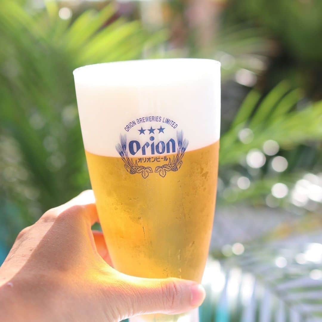Yuri Sakuraiさんのインスタグラム写真 - (Yuri SakuraiInstagram)「11月に入っても20度を超える暖かい沖縄！！ 今日もMK CAFEでは、お客様が海を眺めながら冷たく冷えたオリオン生ビールをテラス席で楽しまれています♪  沖縄の定番ビールとなっている オリオンビール！  沖縄の気候に合わせたそのテイストは、一度口にすれば、 爽快感と、クリーミー感に虜になり、沖縄に来たことを改めて感じさせてくれます！  実は、うちのオリオン生ビールは ウミカジテラスの中でもダントツに美味しいと旅行に来るたびに通ってくださるお客さまが多いです！ その秘密は…サーバーを清潔に保つことと注ぎ方にこだわっています！！  MK CAFEでは、ビールサーバーを毎日閉店後に丁寧に洗浄し次の日もフレッシュな生ビールを注げるよう準備しています！  そして、きめ細やかな泡を味わって頂けるように 1杯1杯、丁寧に丁寧に注ぎ、 提供されて頂いています！  ビールサーバーから注ぐ、生ビールだからこそ味わえるのが、きめ細やかな＂泡＂は、 ビールの旨さを閉じ込め ビールの美味しさを変えると言われています！  沖縄のまぶしい太陽の下、 ぜひ一度MK CAFEのオリオン生ビールを 飲んでみて下さい！  #オリオンビール#ビール#orion#お酒#アルコール #鯖バーガー#ハンバーガー #沖縄#沖縄カフェ#沖縄南部カフェ#沖縄観光 #沖縄絶景#沖縄ランチ #沖縄グルメ#海の見えるカフェ#沖縄スイーツ #沖縄ハンバーガー#沖縄旅行#沖縄旅#沖縄土産 #瀬長島#ウミカジテラス#瀬長島ウミカジテラス #𝗆𝗄𝖼𝖺𝖿𝖾#𝗈𝗄𝗂𝗇𝖺𝗐𝖺#𝗎𝗆𝗂𝗄𝖺𝗃𝗂𝗍𝖾𝗋𝗋𝖺𝖼𝖾#𝗈𝗄𝗂𝗇𝖺𝗐𝖺𝗅𝗂𝖿𝖾」11月19日 18時42分 - yuri_sakuraiii