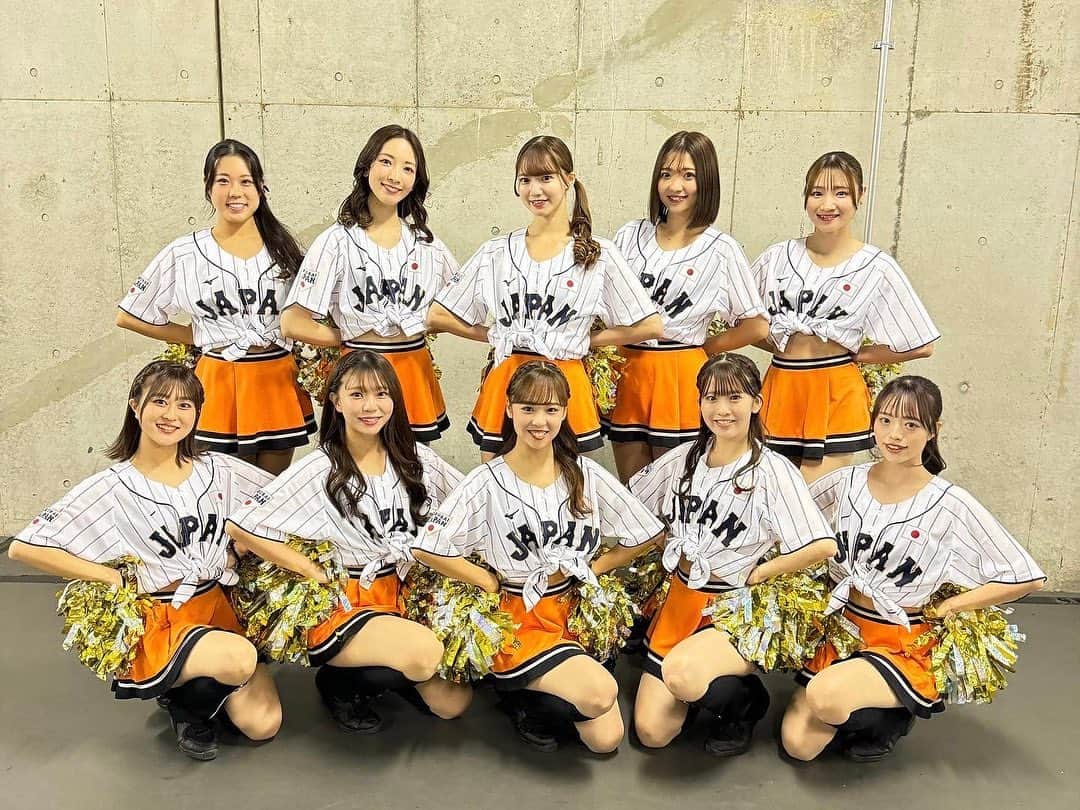 読売巨人軍公式マスコットガール「VENUS」のインスタグラム：「◤Event◢  「カーネクスト アジアプロ野球チャンピオンシップ2023」、2日間ありがとうございました！  《11月17日(金)》 最速で決勝進出を決めた日本‼︎  昨日の試合では、オーストラリアにコールド勝ち🇦🇺‼︎ 2017年に行われた第1回大会に引き続き優勝できるよう、ヴィーナスたちもエールを届けます！  昨日からは、東京ヤクルトスワローズオフィシャルダンスパフォーマンスチーム「Passion」の皆さんが、日本代表の応援チアリーダーとしてステージに立たれています!! Passionさん、頑張ってください✊🏻💞  #侍ジャパン #アジアチャンピオンシップ #アジチャン  #ジャイアンツ #giants #東京ドーム  #野球 #baseball #東京 #tokyo #ヴィーナス #チアダンス  #巨人 #venus #2023venus #チア #ダンス #奪回」