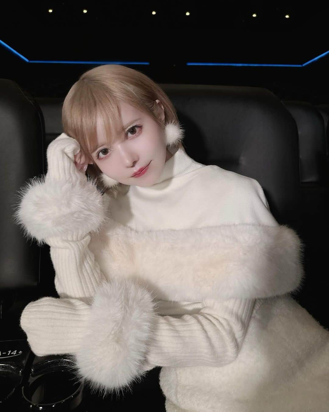 益若つばさのインスタグラム：「白モコの日🐇🤍  私も早く映画館で続編翔んで埼玉〜琵琶湖より愛を込めて〜 観たいな🌱🌱  家族も埼玉の舞台挨拶観に来てくれて嬉しかったーー！  めっちゃ笑ったらしい!  舞台挨拶もみなさんずっと大真面目にシュールにふざけてて毎回ツボです。 人見知り大爆発なのですが、いるだけで楽しい現場です。🫶🏻  沢山記者の写真上がるのでいつもよりは顔面ナチュラルにしておこうと思い← カラコンはBambiのピュアオリーブ🫒期間です！ @bambi_angelcolor   映画の役のおかよはBambiスワンブルーで冷たそうなドール系メイクなのでそこもご注目を🦢🩵  styling… @aya_yagishita  hair makeup… @yukoigarashi_hairmake   お洋服がリース屋さんのもあるみたいなのであしからず🥹  #ootd#fashion #makeup#翔んで埼玉#movie#japan」