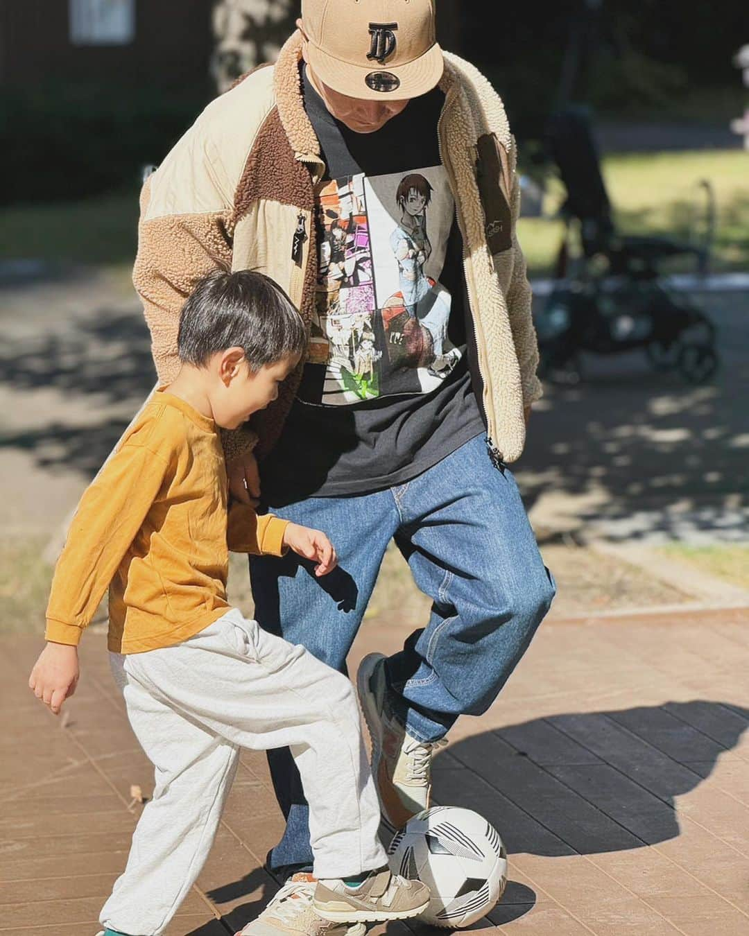 山内健司（かまいたち）のインスタグラム：「。 公園で息子とサッカー😂  これでスキルを磨いたお陰で4000万回再生の軌跡のドリブルが出来ました😂😂😂  もうあんなに動けないので一生の記念です✋  そんな私の今日のTシャツはserial experiment  lain✋  誰から買ったか分かるくらい珍しいTシャツらしい😂  買わせてもらったのはあのアニメTシャツの大魔神です😂  lianのTシャツで欲しいのLINEで送って、どれかありますか？って聞いたら全部持ってはった😂  マイサイズなら買いたいです言うたら全部マイサイズだった😂😂😂  ありがとうございました😆😆😆  アウターはManastash✖️ahmurderz😍  あったかカッコいい👍  #ヴィンテージTシャツ #フットサル #サッカー #ドリブル #serialexperimentslain #ahmurderz #manastash  #かまいたち山内」