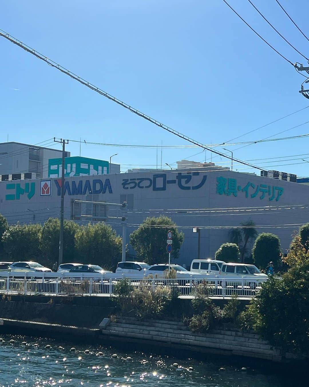 山本修平のインスタグラム：「SHARPイベント 『ヤマダ電機テックランド磯子店』さんにて ピンチヒッターFEVERで2ステージ！ 沢山の方観てくれてありがFEVER！ バシッと決まってWBCペッパーミルFEVER！ #神奈川 #横浜」