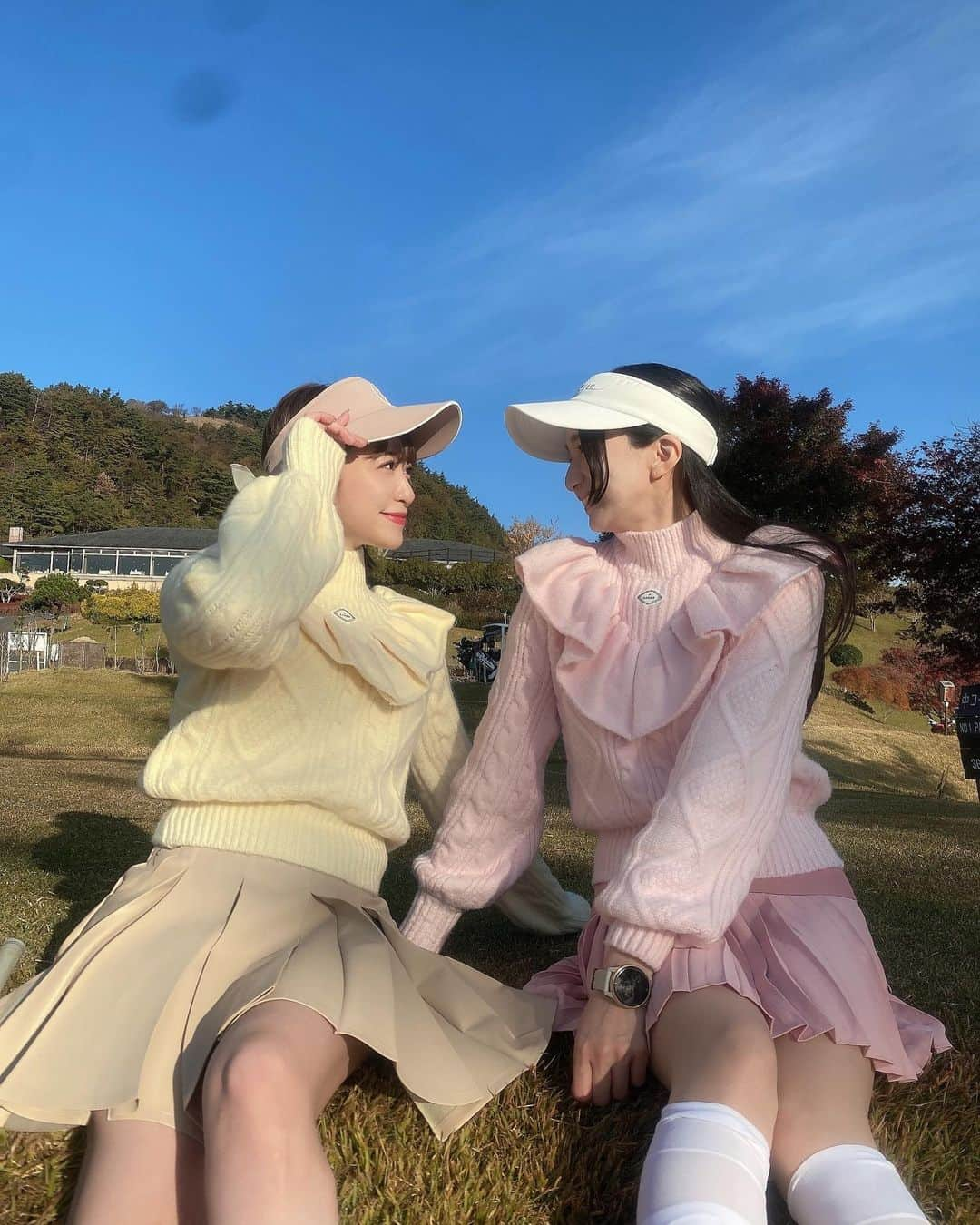 新部宏美さんのインスタグラム写真 - (新部宏美Instagram)「久しぶりのゴルフ⛳️ @j.jane_japan のウェアでせりちゃんと 双子コーデにしたよ👩🏻‍🤝‍👩🏼💛💕  11月なのに真夏日でわたしは このあと半袖でプレーしてました😝  せりちゃんとゴルフしたいなあって人は YouTube観に行ってみてね🫶🏻 最初から最後までかわいかった🩷」11月19日 18時35分 - piromin_1202