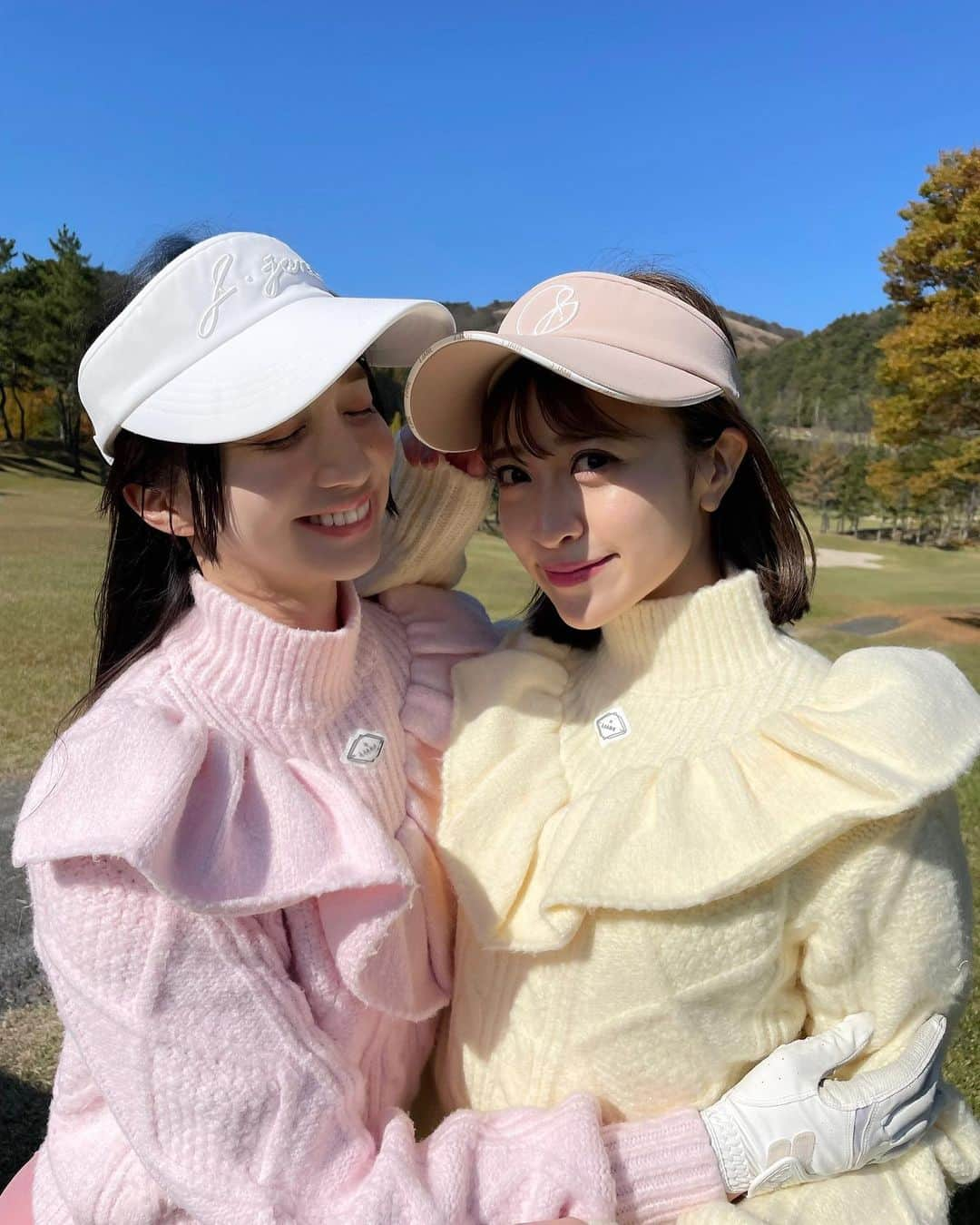 新部宏美さんのインスタグラム写真 - (新部宏美Instagram)「久しぶりのゴルフ⛳️ @j.jane_japan のウェアでせりちゃんと 双子コーデにしたよ👩🏻‍🤝‍👩🏼💛💕  11月なのに真夏日でわたしは このあと半袖でプレーしてました😝  せりちゃんとゴルフしたいなあって人は YouTube観に行ってみてね🫶🏻 最初から最後までかわいかった🩷」11月19日 18時35分 - piromin_1202