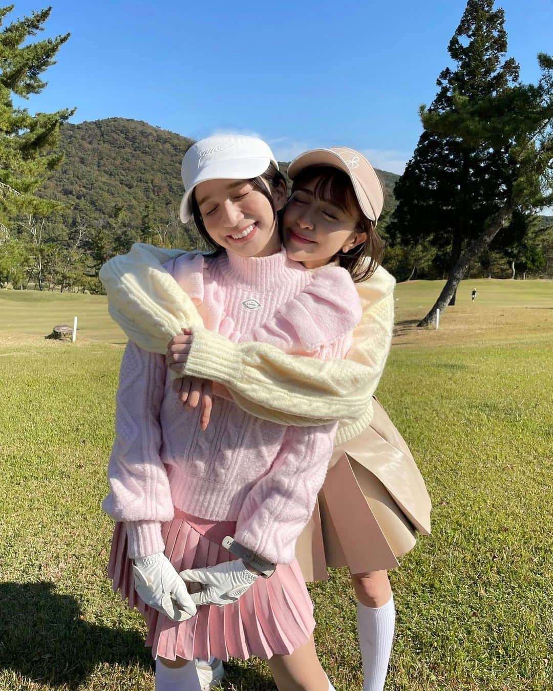 新部宏美のインスタグラム：「久しぶりのゴルフ⛳️ @j.jane_japan のウェアでせりちゃんと 双子コーデにしたよ👩🏻‍🤝‍👩🏼💛💕  11月なのに真夏日でわたしは このあと半袖でプレーしてました😝  せりちゃんとゴルフしたいなあって人は YouTube観に行ってみてね🫶🏻 最初から最後までかわいかった🩷」