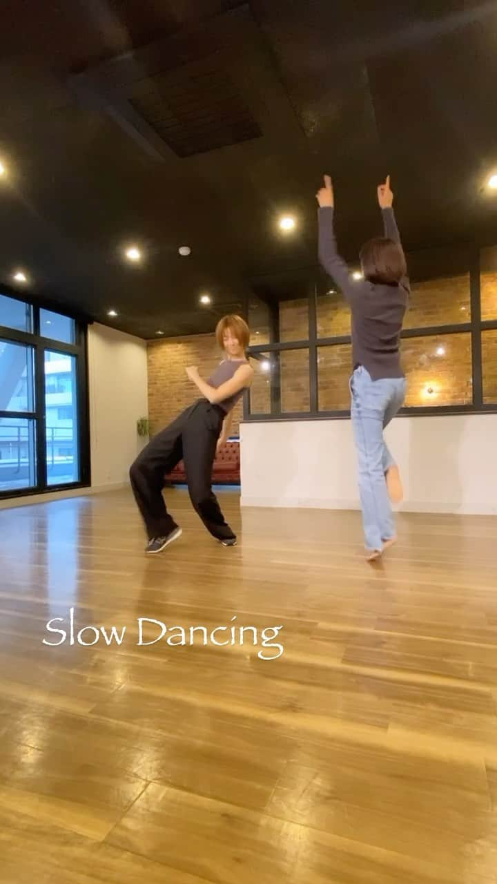 大凪真生のインスタグラム：「V 「Slow Dancing」一緒に踊りました😌  BTSといえばこのお方😚  #音月桂 #大凪真生 #kpop  #V #slowdancing  #bts #reels  #reelsinstagram」