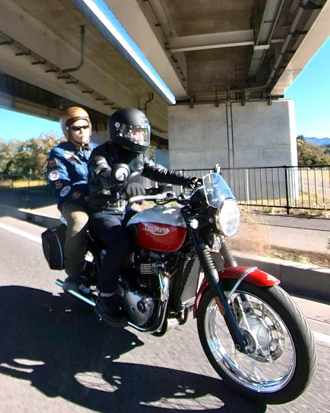 Gたかしさんのインスタグラム写真 - (GたかしInstagram)「軽く走ってました。甥っ子乗せて。 先代のGバイクと二代目のトライアンフさん。ちなみにGバイクに跨ってるのは兄です。」11月19日 18時36分 - g_takashi.kinkin