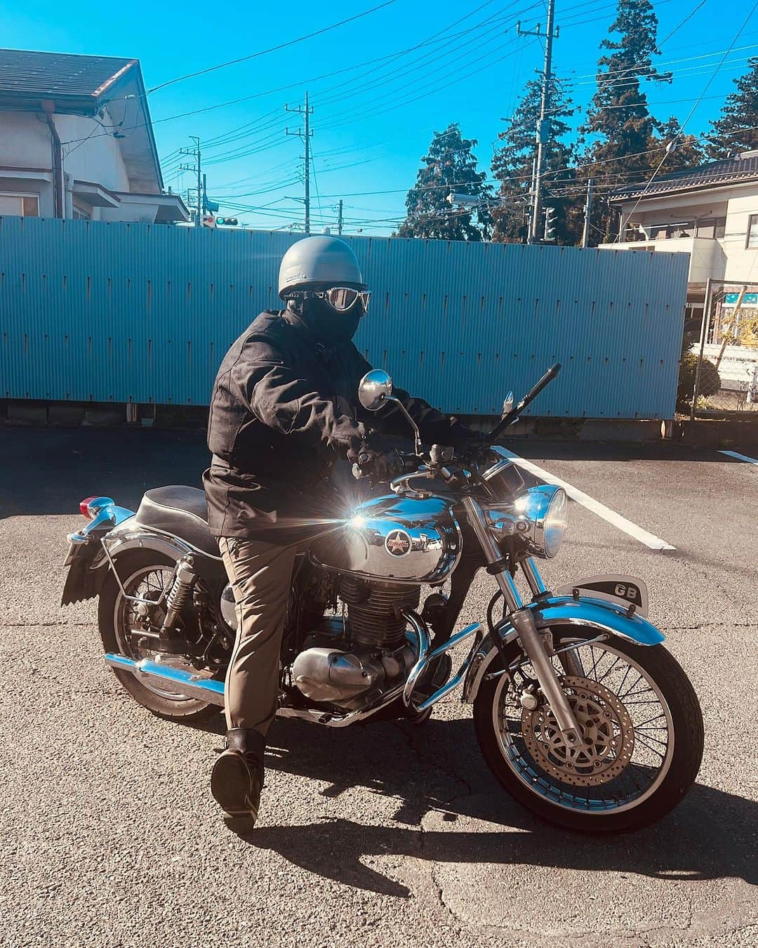 Gたかしさんのインスタグラム写真 - (GたかしInstagram)「軽く走ってました。甥っ子乗せて。 先代のGバイクと二代目のトライアンフさん。ちなみにGバイクに跨ってるのは兄です。」11月19日 18時36分 - g_takashi.kinkin