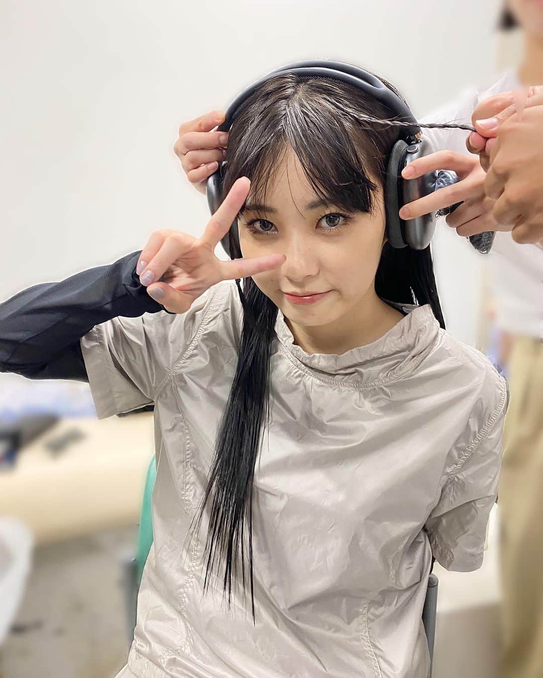 JELLY編集部さんのインスタグラム写真 - (JELLY編集部Instagram)「【らんちゅが着こなす、今注目の#Y3K 🪐❣️】  #JELLY12月号「今CHECKすべき韓国ブランドリスト」 企画撮影中のひとコマ。  近未来感漂うグレーのシャカシャカセットアップで、 じわじわきているY3Kちっくに🚀♡  きゅるんとしたおめめがかわいすぎて… 誌面カットとともに アザーカットも公開しちゃいます🫣🫣  #jelly#jelly12月号#jellyモデル#らん#らんちゅ#韓国女子#韓国ファッション#韓国ストリート#y3k#ストリート女子#セットアップ#テック系#ヘッドフォン#アモーメント#amomento#ムシンサ#musinsa #令和ギャル #女っぽストリート」11月19日 18時38分 - jelly_stagram