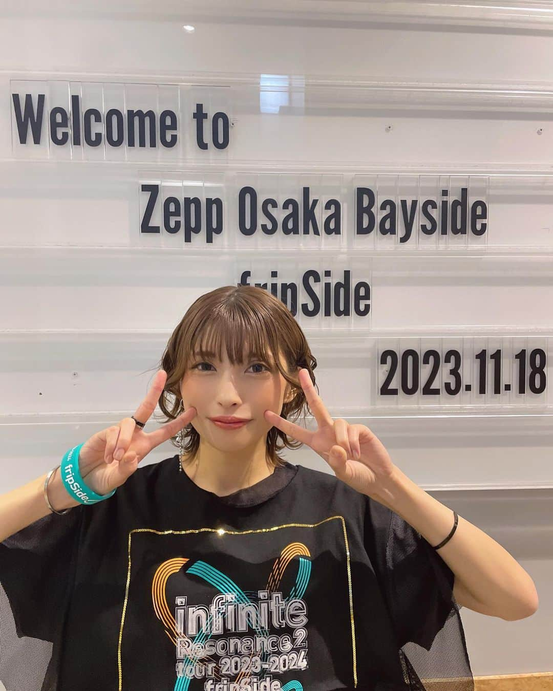 上杉真央さんのインスタグラム写真 - (上杉真央Instagram)「#fripSide #iR2_tour 大阪公演ありがとうございました〜！  Zeppツアー初日を地元大阪で迎えることができて、私にとって特別な1日になりました☺️  たくさんの曲をライブ初披露させていただく中で、 個人的にはおもしろハプニングがあったんですけど、 それはまた、機会があれば、追々…（笑）  1/4の東京公演も楽しみだなぁ〜！！！ その前に名古屋でのカウントダウンも！！！ 楽しみにしてて〜！！！楽しもうね〜！！！  #zepposakabayside  #上杉真央」11月19日 18時40分 - maouesugi