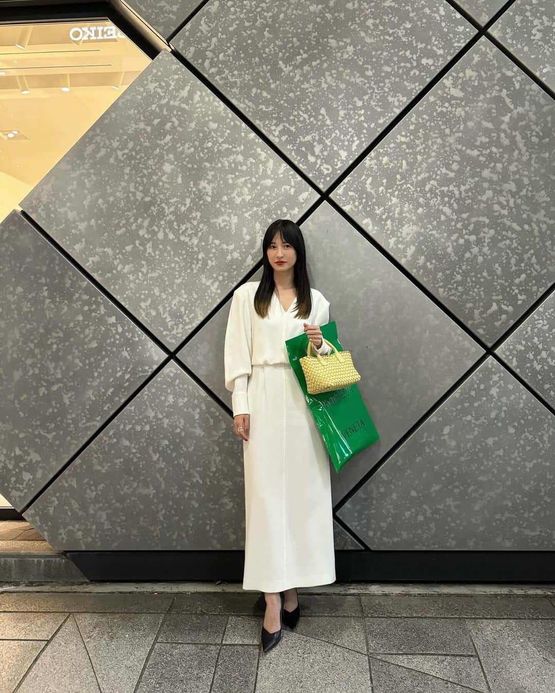 松本恵奈のインスタグラム：「こちらのワンピース、とてもお気に入りのアイテムです○ BLKも素敵だけどかっこよく着れるのでWHTを買う予定♡ 発売はまだ少し先ですがお楽しみに！ #clane #新作 #オケージョン」