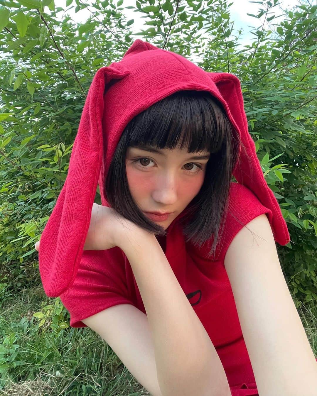 藤本林花美愛さんのインスタグラム写真 - (藤本林花美愛Instagram)「Red Bunny🐇❤️🥕🍷  照れたお顔みたいなチークも可愛かったの☺️  Wearing: @omweekend  Hair&makeup: @umeooo」11月19日 18時41分 - lily_1001_official