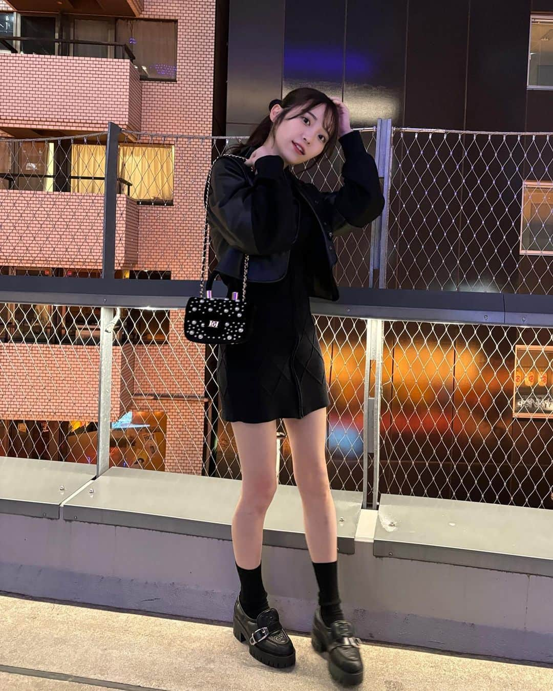 かとゆりのインスタグラム：「今日のふく、まっくろコーデ🖤」