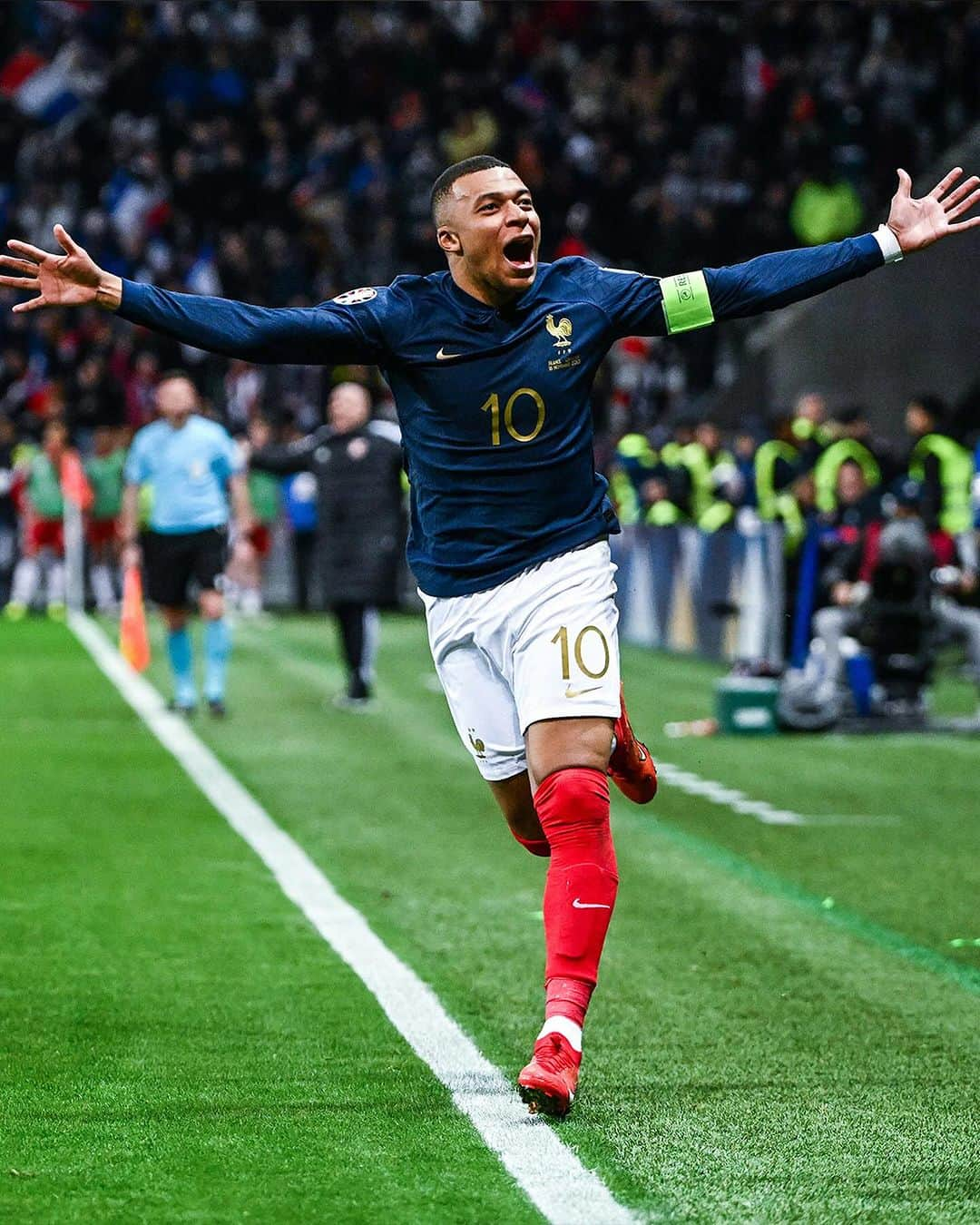 パリ・サンジェルマンFCさんのインスタグラム写真 - (パリ・サンジェルマンFCInstagram)「🇫🇷☑️  5️⃣ goals from our Parisians with @equipedefrance!  @wzairemery6, @k.mbappe and @o.dembele7 scored! ⚽️  @k.mbappe has scored his 300th carrer goal (club + national team) 🙌  @wzairemery6 became the youngest goalscorer for the french national team since 1914! 🤩  5️⃣ buts de la part de nos Parisiens avec l’@equipedefrance   @wzairemery6, @k.mbappe et @o.dembele7 ont marqué ! ⚽️  @k.mbappe a inscrit le 300ème but de sa carrière (club et sélection) 🙌  @wzairemery6 est devenu le plus jeune buteur de l’Équipe de France, depuis 1914 ! 🤩」11月19日 18時44分 - psg