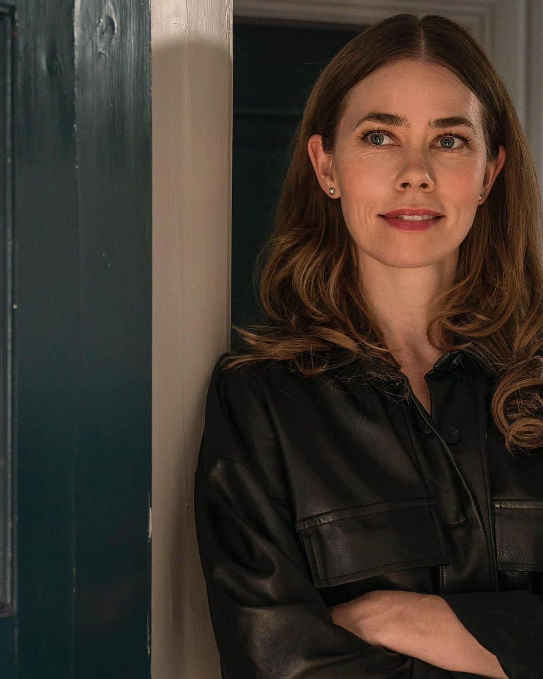 ビアギッテ・ヨート・スレンセンのインスタグラム：「Tak for den flotte modtagelse af OXEN! 🙏🏻 I aften ruller han, Kajsa, Margrethe, Frigg og resten af slænget (altså dem, der stadig er tilbage..) igen 🦬 I er flere, der har spurgt til Kajsas garderobe (som jeg i øvrigt også synes er pænt sassy) - jeg er sikker på @sfstudios_danmark kan hjælpe med diverse spørgsmål her 🧥🧢👗😉 God søndag 🍁」