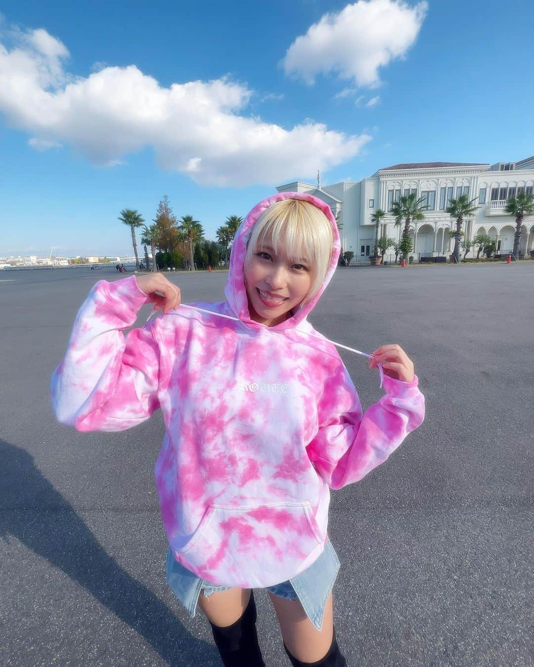 塚田綾佳さんのインスタグラム写真 - (塚田綾佳Instagram)「ROUTE @route.officia1 さんの Newパーカー(∩ˊᵕˋ∩)･*💗  ななちゃんとお揃いだよ~~~💗💗  やっぱりタイダイかわいいね~💓  今年たくさん着るぞ~~~⸜(*´꒳​`*)⸝‍💗  ----------♡----------  次回のA-day▷12/10(日)🚗³₃ 山中湖 わかさぎ屋 隣接駐車場  ----------♡---------- A-cars @acarsmagazine  alphaindustries @alpha_industries_japan  ROUTE @route.officia1  ー #Aday #Acars #Acarsギャル #マガジンボックス #alpha_industries_japan #alpha_industries #ROUTE #アメ車 #グラビア #雑誌 #アヤカップ #あやぽんコーデ #金髪ショート #あやぽん #塚田綾佳」11月19日 18時45分 - tsukada_ayaka