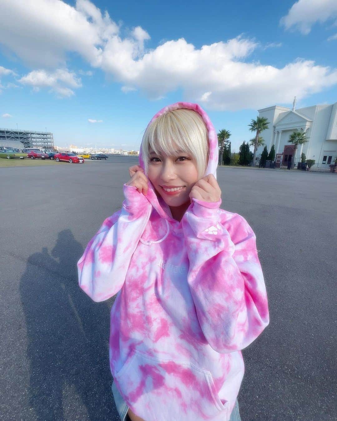 塚田綾佳さんのインスタグラム写真 - (塚田綾佳Instagram)「ROUTE @route.officia1 さんの Newパーカー(∩ˊᵕˋ∩)･*💗  ななちゃんとお揃いだよ~~~💗💗  やっぱりタイダイかわいいね~💓  今年たくさん着るぞ~~~⸜(*´꒳​`*)⸝‍💗  ----------♡----------  次回のA-day▷12/10(日)🚗³₃ 山中湖 わかさぎ屋 隣接駐車場  ----------♡---------- A-cars @acarsmagazine  alphaindustries @alpha_industries_japan  ROUTE @route.officia1  ー #Aday #Acars #Acarsギャル #マガジンボックス #alpha_industries_japan #alpha_industries #ROUTE #アメ車 #グラビア #雑誌 #アヤカップ #あやぽんコーデ #金髪ショート #あやぽん #塚田綾佳」11月19日 18時45分 - tsukada_ayaka