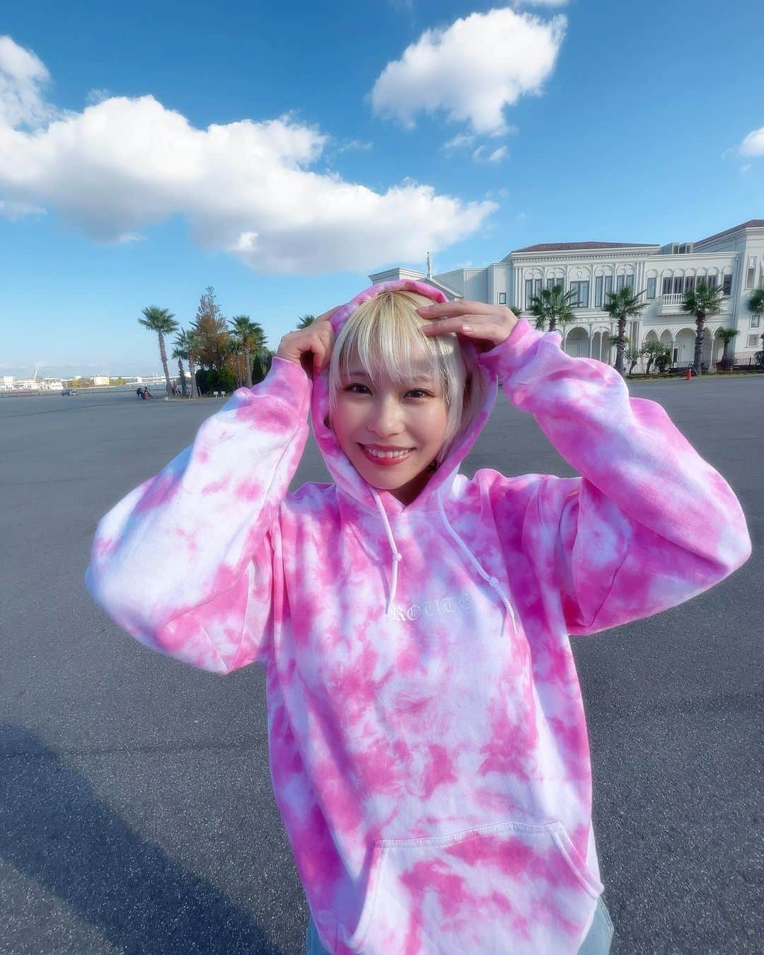 塚田綾佳さんのインスタグラム写真 - (塚田綾佳Instagram)「ROUTE @route.officia1 さんの Newパーカー(∩ˊᵕˋ∩)･*💗  ななちゃんとお揃いだよ~~~💗💗  やっぱりタイダイかわいいね~💓  今年たくさん着るぞ~~~⸜(*´꒳​`*)⸝‍💗  ----------♡----------  次回のA-day▷12/10(日)🚗³₃ 山中湖 わかさぎ屋 隣接駐車場  ----------♡---------- A-cars @acarsmagazine  alphaindustries @alpha_industries_japan  ROUTE @route.officia1  ー #Aday #Acars #Acarsギャル #マガジンボックス #alpha_industries_japan #alpha_industries #ROUTE #アメ車 #グラビア #雑誌 #アヤカップ #あやぽんコーデ #金髪ショート #あやぽん #塚田綾佳」11月19日 18時45分 - tsukada_ayaka