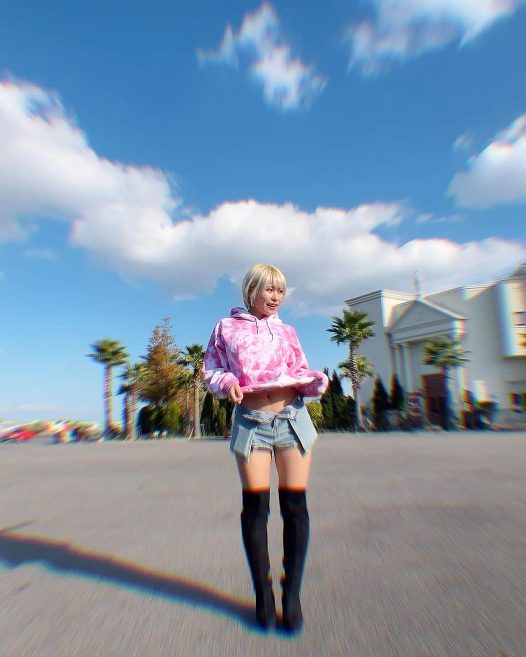 塚田綾佳さんのインスタグラム写真 - (塚田綾佳Instagram)「ROUTE @route.officia1 さんの Newパーカー(∩ˊᵕˋ∩)･*💗  ななちゃんとお揃いだよ~~~💗💗  やっぱりタイダイかわいいね~💓  今年たくさん着るぞ~~~⸜(*´꒳​`*)⸝‍💗  ----------♡----------  次回のA-day▷12/10(日)🚗³₃ 山中湖 わかさぎ屋 隣接駐車場  ----------♡---------- A-cars @acarsmagazine  alphaindustries @alpha_industries_japan  ROUTE @route.officia1  ー #Aday #Acars #Acarsギャル #マガジンボックス #alpha_industries_japan #alpha_industries #ROUTE #アメ車 #グラビア #雑誌 #アヤカップ #あやぽんコーデ #金髪ショート #あやぽん #塚田綾佳」11月19日 18時45分 - tsukada_ayaka