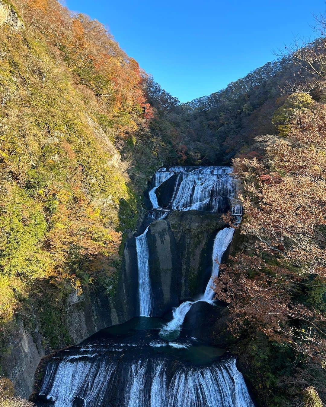 深瀬美桜さんのインスタグラム写真 - (深瀬美桜Instagram)「紅葉×滝🍁⛰️」11月19日 18時51分 - fukasemio