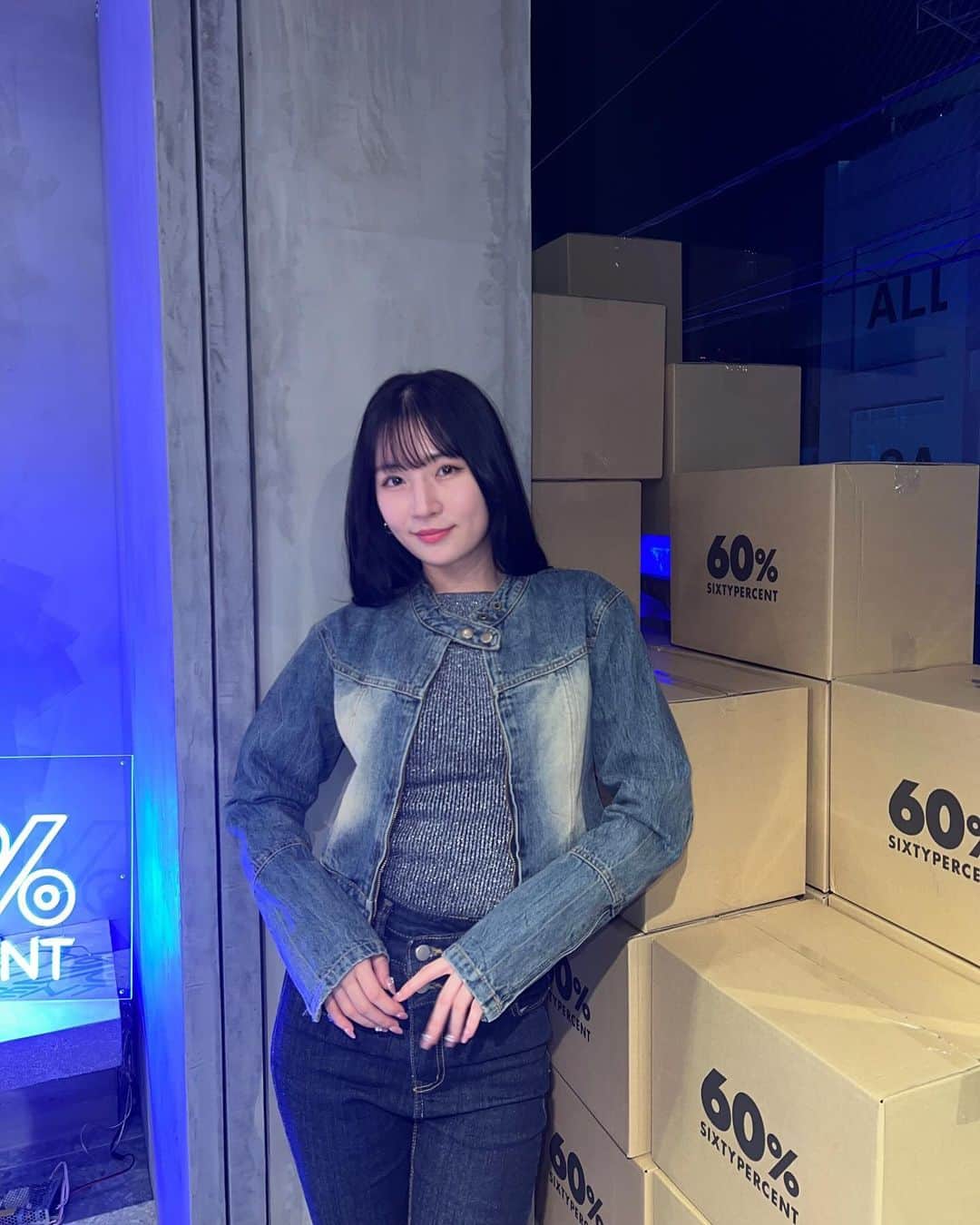 のインスタグラム：「60% POPUP のレセプションへ  アジアのファッションを世界へ発信するパイオニアとして、アジア 10カ国から1000以上のストリートブランドを集めた、オンラインファッション通販サイトのPOPUPで、26日（日）まで、原宿キャットストリート「myshaGallery」にて開催中だそうです！  私は一目惚れしたy2k風のジーンズ生地のジャケットを🧥  参加ブランド - VARZAR @varzar.official_jp - ARCHIVE BOLD @archivebold_official - ACME DE LA VIE @adlv_official - ANGLAN @anglan_shop - BLACKUP @blackup_jp - Gotter Gallery @gotter_gallery - The Barnet @thebarnnet - 87mm (mmlg woman) @mmlg_japan   ぜひ足を運んでみてください♪  #sixtypercent #韓国 #韓国ファッション #韓国通販 #ootd #fashion #오오티디 #패션그램 #패션 #y2k #ストリートファッション #pr」