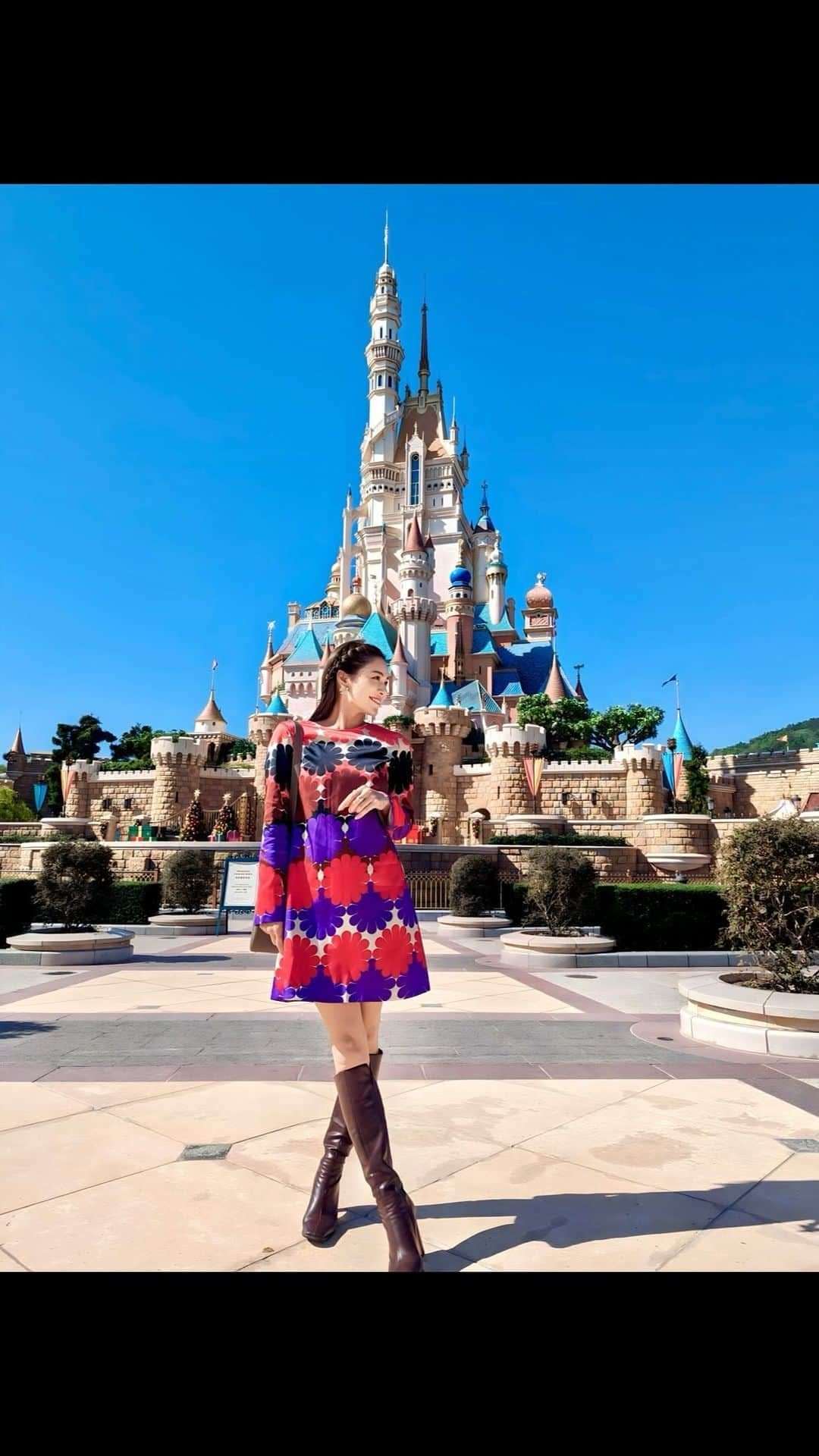 石井里奈のインスタグラム：「香港ディズニーランド🐭♥️ まさかまたこんなすぐ来れると思ってなかったから すごく嬉しかった💓 香港ディズニーのみんなも覚えててくれていて、声掛けてくれたのがホント嬉しくて海外に友達がいるの幸せだなって感じたよ🥰💕 . dress... @tarajarmon_jp boots... @acym_official bag... @hermes . 大好きなtaraのワンピース♡後ろもかわいいの。 ヘアアレンジはママにしてもらいました🌸 最後は大好きなリーナベルに🦊猫じゃなくてきつねだよ！笑 久々に風邪ひいたら今日みんなから大丈夫？って連絡もらえて優しい友達がたくさんいて幸せだなと感じた1日でした🥺 . 今日も早く寝ます😴 . #香港ディズニーランド #hkdisneyland #ディズニー情報 #ディズニーコーデ #ディズニー好き #ディズニー #disney #disneyland #tarajarmon #リーナベル #linabell #秋服コーデ #ロングブーツ #ブーツコーデ #秋コーデ」