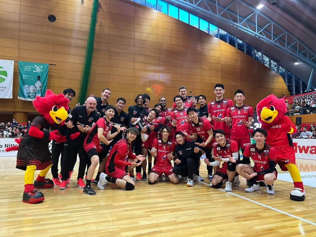 小野寺太志さんのインスタグラム写真 - (小野寺太志Instagram)「… vs 堺BZ 3-0 WIN !!! 大宅ベイビーおめでとう👼🏻  #1119 #9勝目 #Vリーグ #サントリーサンバーズ」11月19日 18時49分 - taishi.o