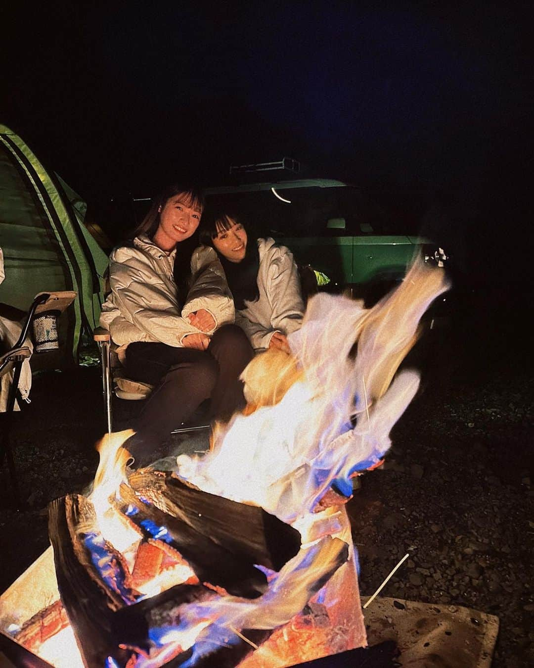 片原恵麻さんのインスタグラム写真 - (片原恵麻Instagram)「おこもりキャンプ2泊3日⛺️   親友のカマボコテントが快適すぎた… 即席コタツでぬくぬく♨︎  1日目の夜ごはんはアヒージョとカプレーゼとソーセージ🍴  キャンプ連泊が幸せすぎて、年に1回は2泊キャンプしようねって決めました✍️  ------------------------------------------------------------ #キャンプ#キャンプ女子#アウトドア#キャンプ女子会#캠프 #캠프로이동 #캠프닉 #글램핑#camping#帳篷#女子キャン#女子キャンプ#冬キャン#冬キャンプ#青野原野呂ロッジキャンプ場#カマボコテント#おしゃキャン#クリスマスキャンプ」11月19日 18時49分 - emma_katahara