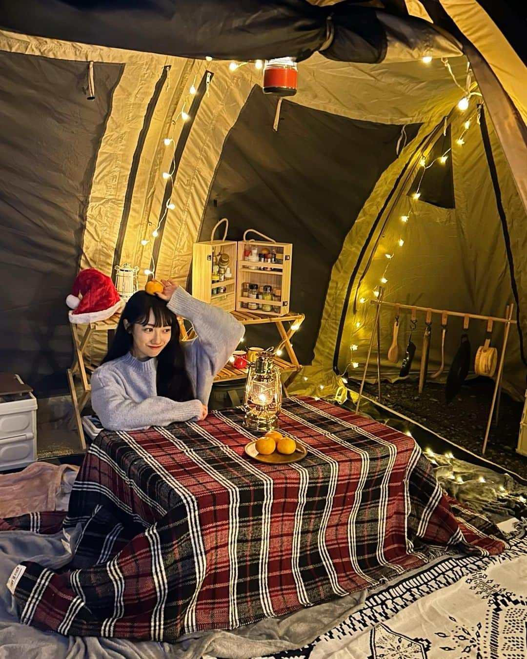 片原恵麻さんのインスタグラム写真 - (片原恵麻Instagram)「おこもりキャンプ2泊3日⛺️   親友のカマボコテントが快適すぎた… 即席コタツでぬくぬく♨︎  1日目の夜ごはんはアヒージョとカプレーゼとソーセージ🍴  キャンプ連泊が幸せすぎて、年に1回は2泊キャンプしようねって決めました✍️  ------------------------------------------------------------ #キャンプ#キャンプ女子#アウトドア#キャンプ女子会#캠프 #캠프로이동 #캠프닉 #글램핑#camping#帳篷#女子キャン#女子キャンプ#冬キャン#冬キャンプ#青野原野呂ロッジキャンプ場#カマボコテント#おしゃキャン#クリスマスキャンプ」11月19日 18時49分 - emma_katahara