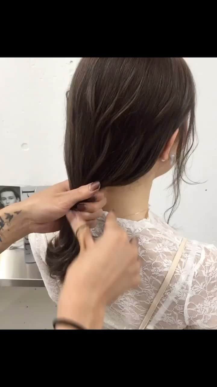 兼井遼のインスタグラム：「ローポニーアレンジ＊  柔らかくほつれるヘア😌  ツヤのある 暗くても透明のある カラーならお任せください☺️  11月12月のご予約も まだまだお取りできます🙇🏻  ご質問などは コメントにてお問い合わせください！😌  #ケアカラー  #ヘアアレンジ  #ケアダブルカラー  #巻き方  #髪質改善カラー  #イルミナカラー  #ミルクティーベージュ #グレージュ  #ケアブリーチ  #ハイライトカラー  #ハイトーンカラー  #ブリーチ  #ダブルカラー   #インナーカラー  #オリーブアッシュ  #グラデーションカラー  #グレージュカラー  #ツヤトーン  #パーマ  #艶髪  #外国人風  #髪質改善トリートメント  #くびれヘア  #シースルーバング  #髪質改善  #ラベンダーグレージュ  #オリーブグレージュ  #トリートメント  #ヘアアクセサリー　#インナーハイライト」